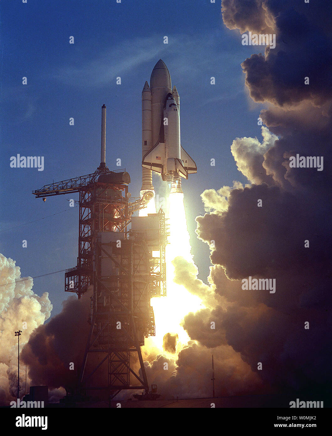 Space Shuttle Columbia si lancia per la prima navetta mai avviare il 12 aprile 1981, presso il Kennedy Space Center, Florida. Atlantis è attualmente sul finale di missione Shuttle 30 anni più tardi. UPI/NASA Foto Stock