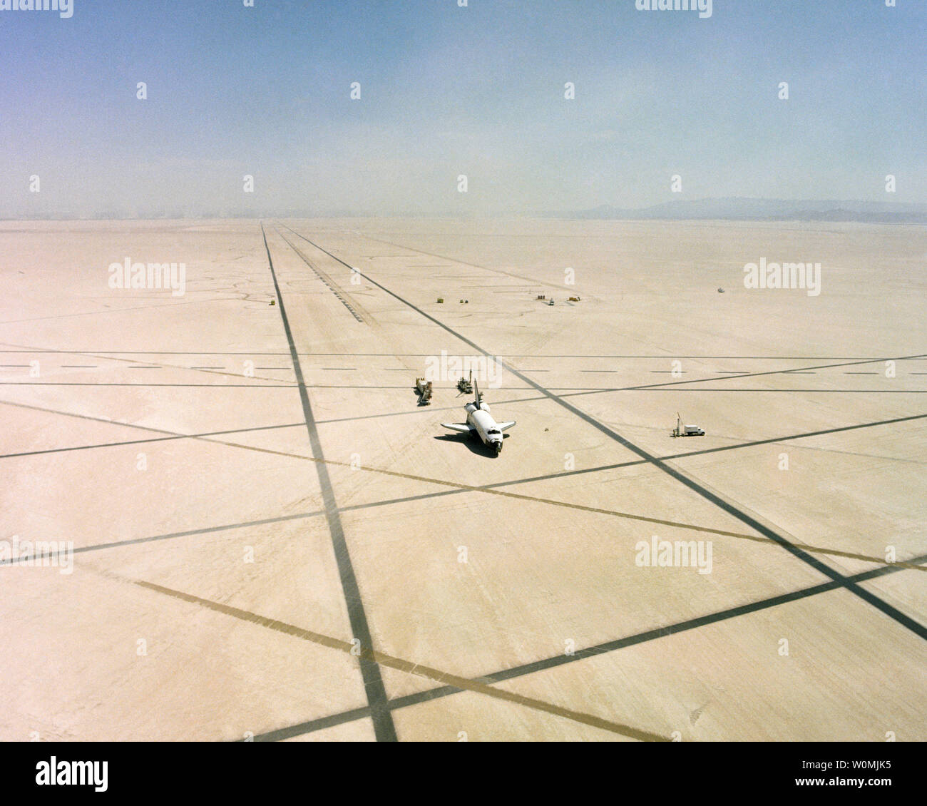 Space Shuttle Columbia terre alla Edwards Air Force Base in California per completare il primo space shuttle mission, STS-1, il 14 aprile 1981. UPI/NASA Foto Stock