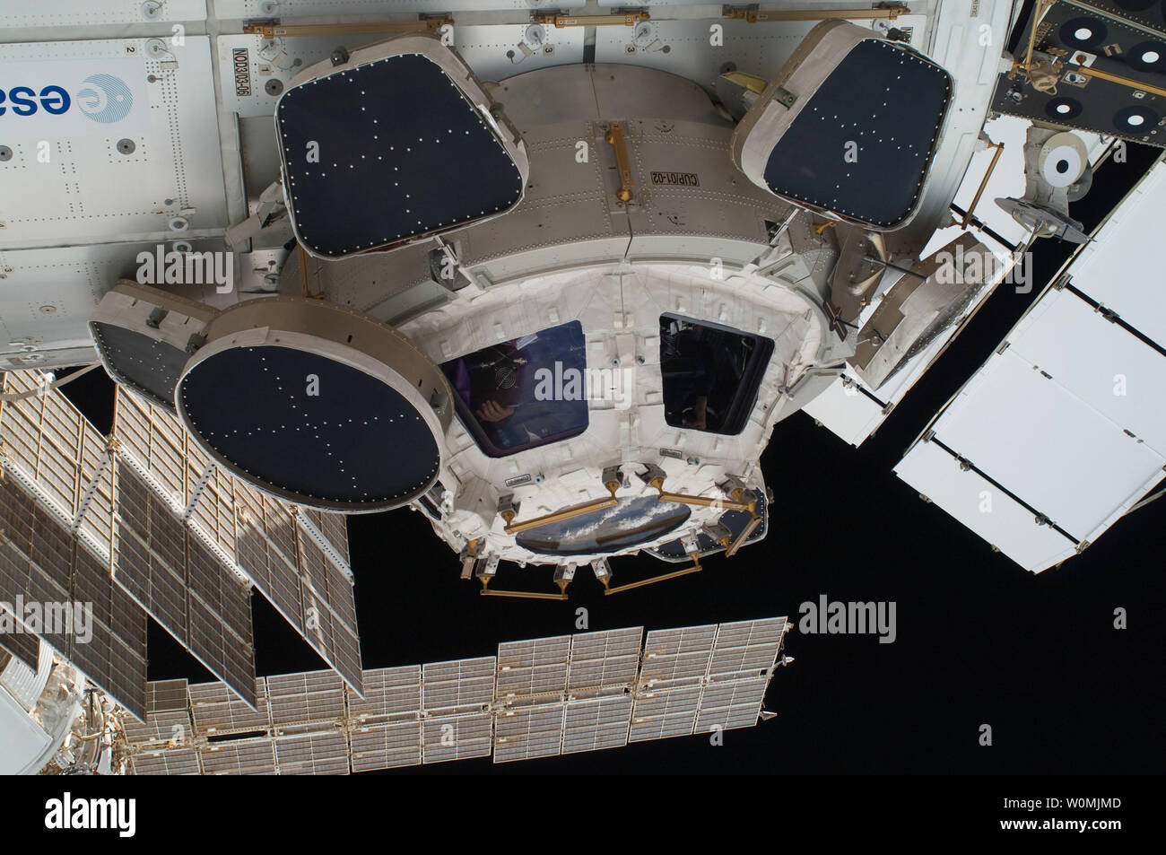 Questa immagine della NASA prese sulla luglio 12, 2011 mostra la cupola, backdropped contro l'oscurità di spazio e di alcune parti del solar array pannelli, sulla stazione spaziale internazionale. Lo Space Shuttle Atlantis è attualmente inserito nella Stazione Spaziale Internazionale sulla missione STS-135, la missione finale del programma Space Shuttle. UPI/NASA Foto Stock