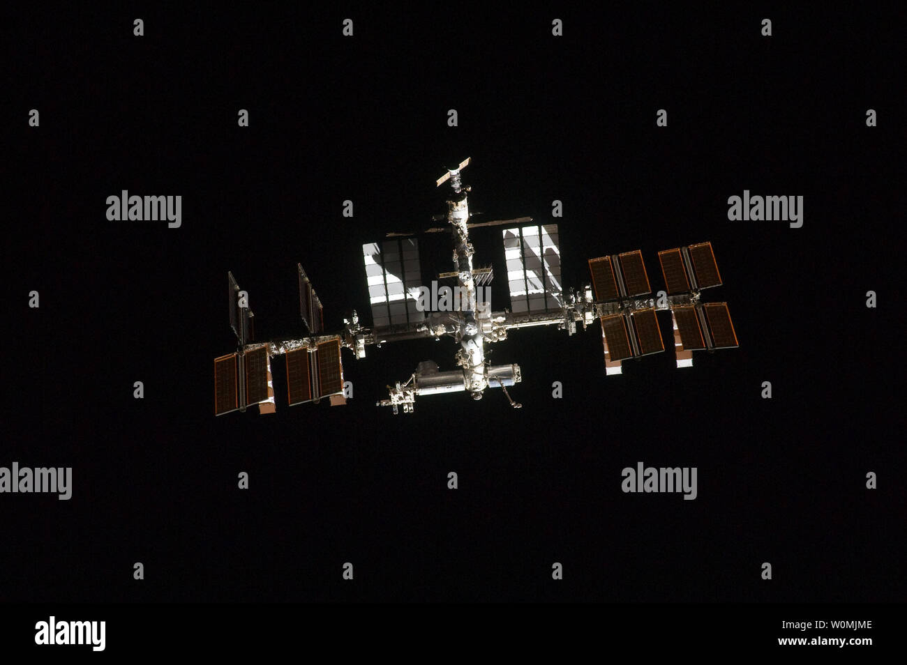 Questa immagine della NASA prese sulla luglio 10, 2011 mostra la Stazione Spaziale Internazionale fotografata da un membro dell'equipaggio a bordo della navetta spaziale Atlantis come le due navicelle eseguita Rendezvous e le operazioni di attracco sul STS-135 della missione del terzo giorno in orbita intorno alla terra. UPI/NASA Foto Stock