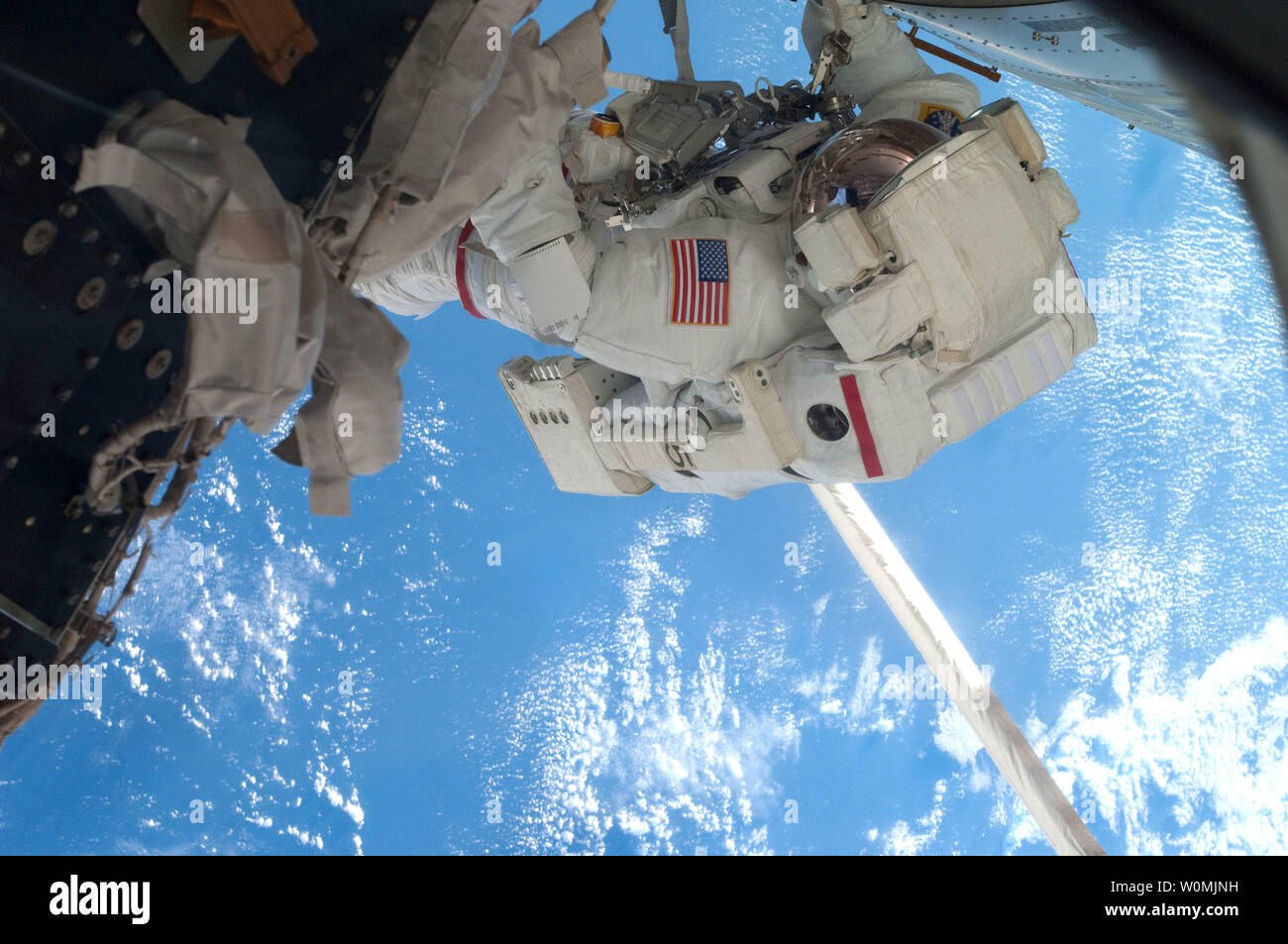 Questa immagine della NASA prese sulla luglio 12, 2011 mostra l'astronauta della NASA Mike Fossum, Expedition 28 tecnico di volo, come partecipa a sei ore e mezza di spacewalk. Lo Space Shuttle Atlantis è presso la Stazione Spaziale Internazionale sulla missione STS-135, l'ultima missione shuttle. UPI/NASA Foto Stock