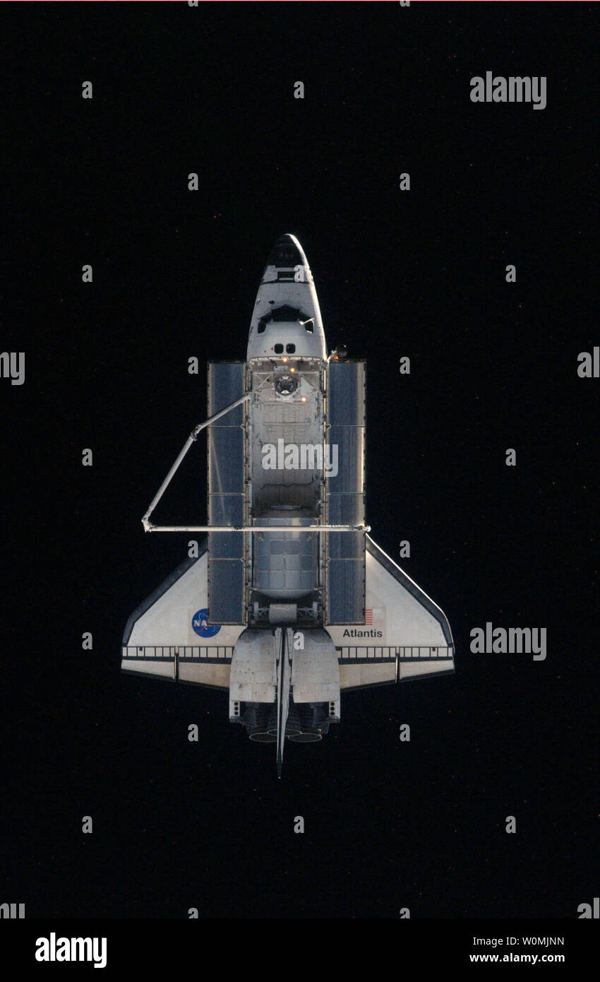 Questo NASA immagini prese da membri di equipaggio a bordo della Stazione Spaziale Internazionale il 19 luglio 2011 mostra lo Space Shuttle Atlantis come esso si discosta dalla stazione finale sul giorno della NASA la missione STS-135. STS-135 è l'ultima missione shuttle per il laboratorio orbitale. UPI/NASA Foto Stock