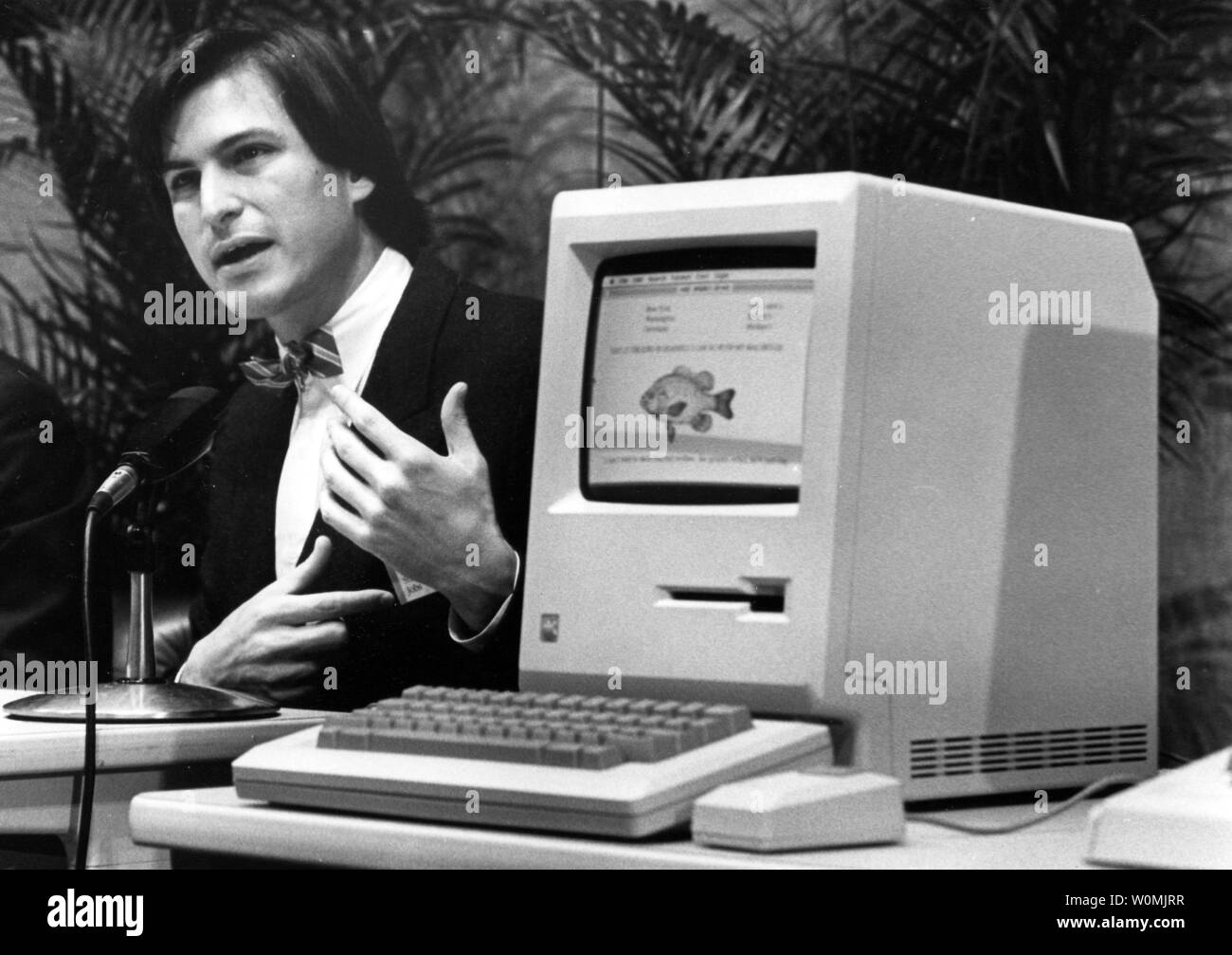 Steve Jobs ha rassegnato le dimissioni come il chief executive di Apple Inc dovuta a motivi di salute il 24 agosto 2011. Egli è mostrato annunciando il computer Apple Macintosh a un assemblea degli azionisti su gennaio 24, 1984. UPI/Terry Schmitt/file Foto Stock