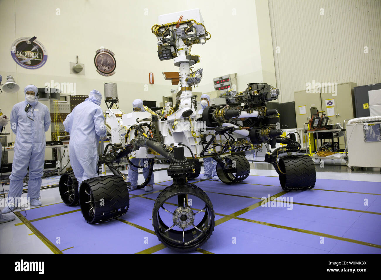 I tecnici di guardare al di sopra della MSL curiosità durante le ispezioni presso il Jet Propulsion Laboratory a Pasadena, in California. NASA Mars Science Laboratory curiosità rover, un robot mobile per studiare Marte' passato o presente la capacità di sostenere la vita microbica è stato lanciato il 26 novembre 2011. UPI/NASA Foto Stock