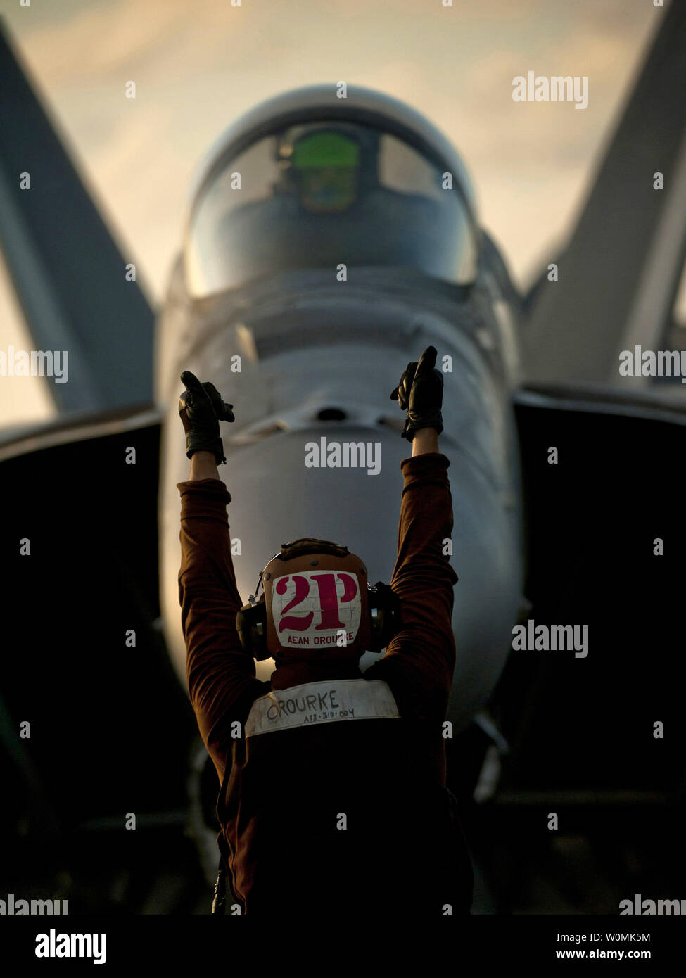 Aviation da elettricista, Mate Airman Seth Orourke, un piano capitano assegnato a Strike Fighter Squadron (VFA) 81, dà Pollice su per il pilota di un F/A-18E Super Hornet dopo il completamento di start-up del velivolo sul ponte di volo a bordo della Nimitz-class portaerei USS Carl Vinson, recentemente. La Carl Vinson e Carrier aria Wing (CVW) 17 sono in corso su un pacifico occidentale la distribuzione. UPI/James R. Evans/Navy. Foto Stock