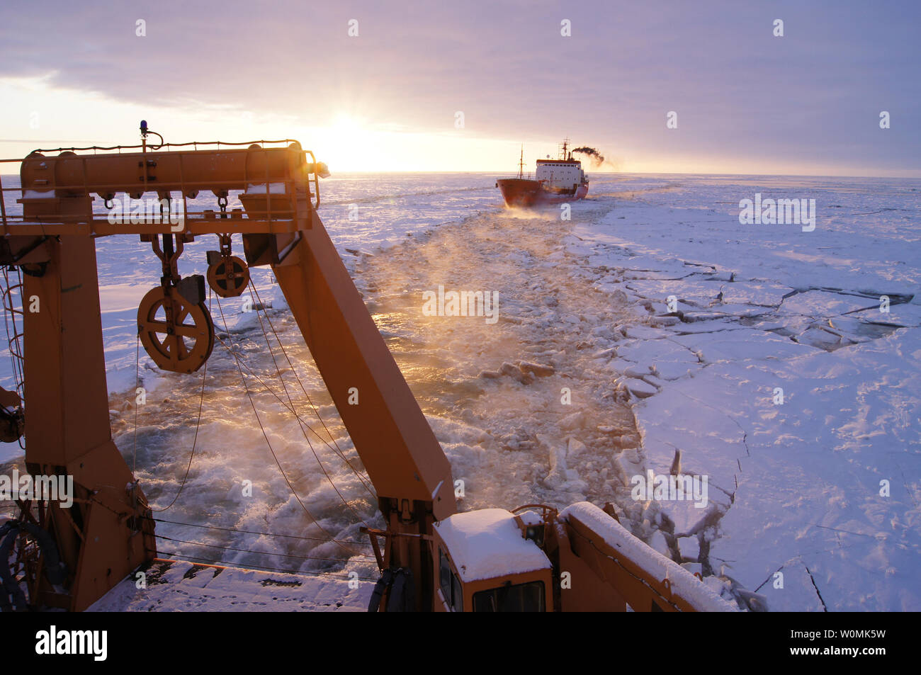 La petroliera russa renda segue un percorso fatto di ghiaccio dall'equipaggio dell'U.S. Guardacoste Healy circa 250 miglia a sud di nome, Alaska nel mare di Bering su Gennaio 6, 2012. Le navi sono in transito attraverso il ghiaccio fino a cinque metri di spessore in questa zona. La petroliera renda sta portando 1.3 milioni di galloni di carburante per il nome, come la città non ha ricevuto il suo ultimo invernali pre-imbarco a causa di tempeste. UPI/Benjamin Nocerini/STATI UNITI Coast Guard Foto Stock