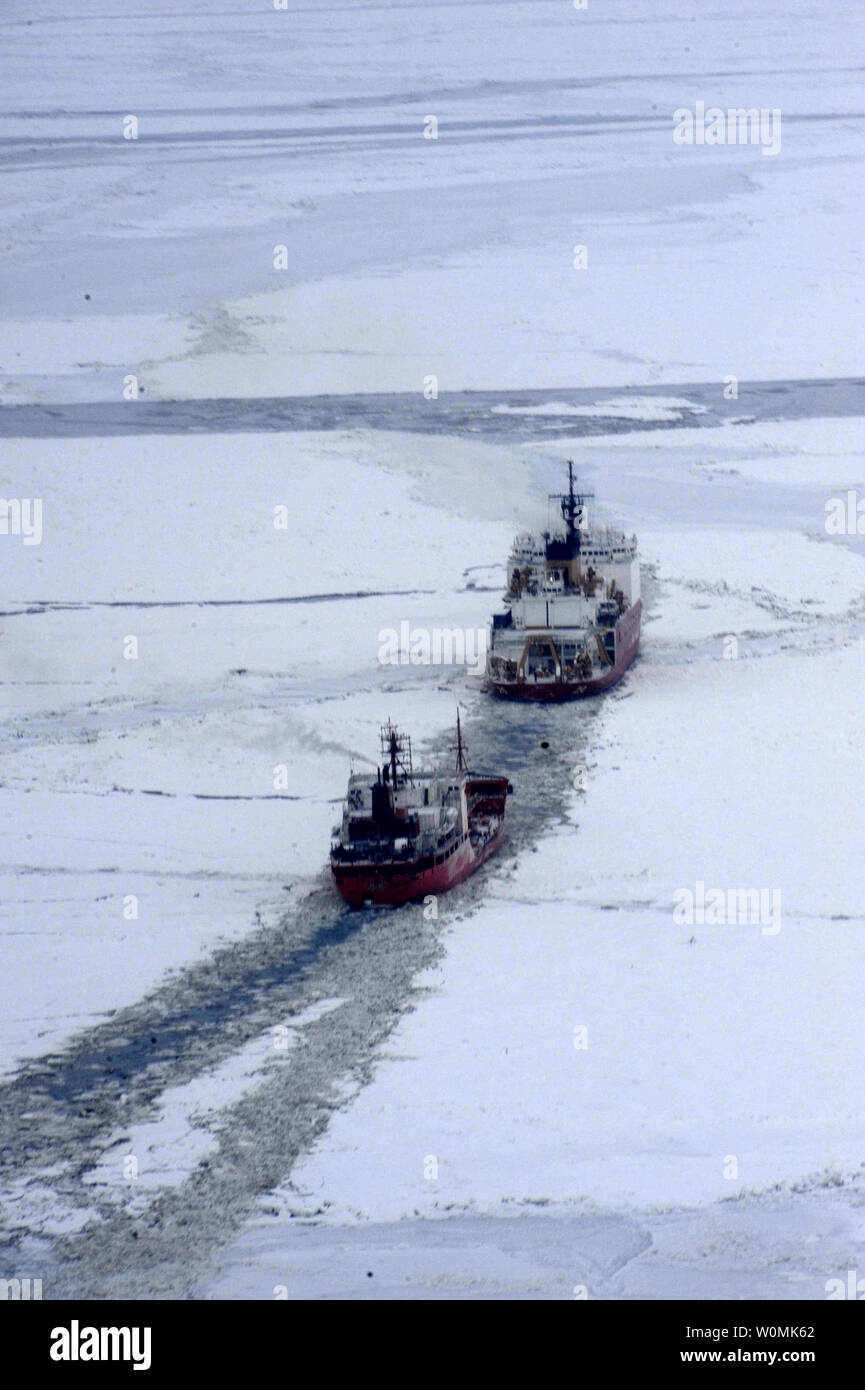 Gli Stati Uniti Guardacoste Healy si rompe un nuovo percorso per la petroliera russa renda alcuni 200 miglia dal nome, Alaska nel mare di Bering il 7 gennaio 2012. Le navi sono in transito attraverso il ghiaccio fino a cinque metri di spessore in questa zona. La petroliera renda sta portando 1.3 milioni di galloni di carburante per il nome, come la città non ha ricevuto il suo ultimo invernali pre-imbarco a causa di tempeste. UPI/David MosleyU.S. Coast Guard Foto Stock