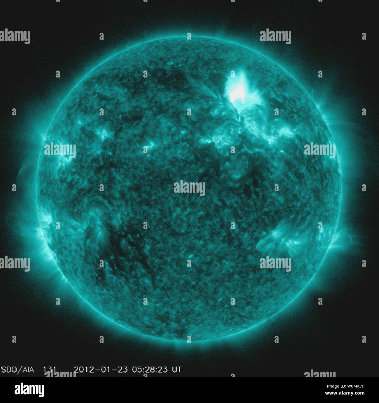 Questa immagine della NASA adottate il 23 gennaio 2012 mostra una massa  coronale espulsione (CME) dal sole. UPI/NASA Foto stock - Alamy