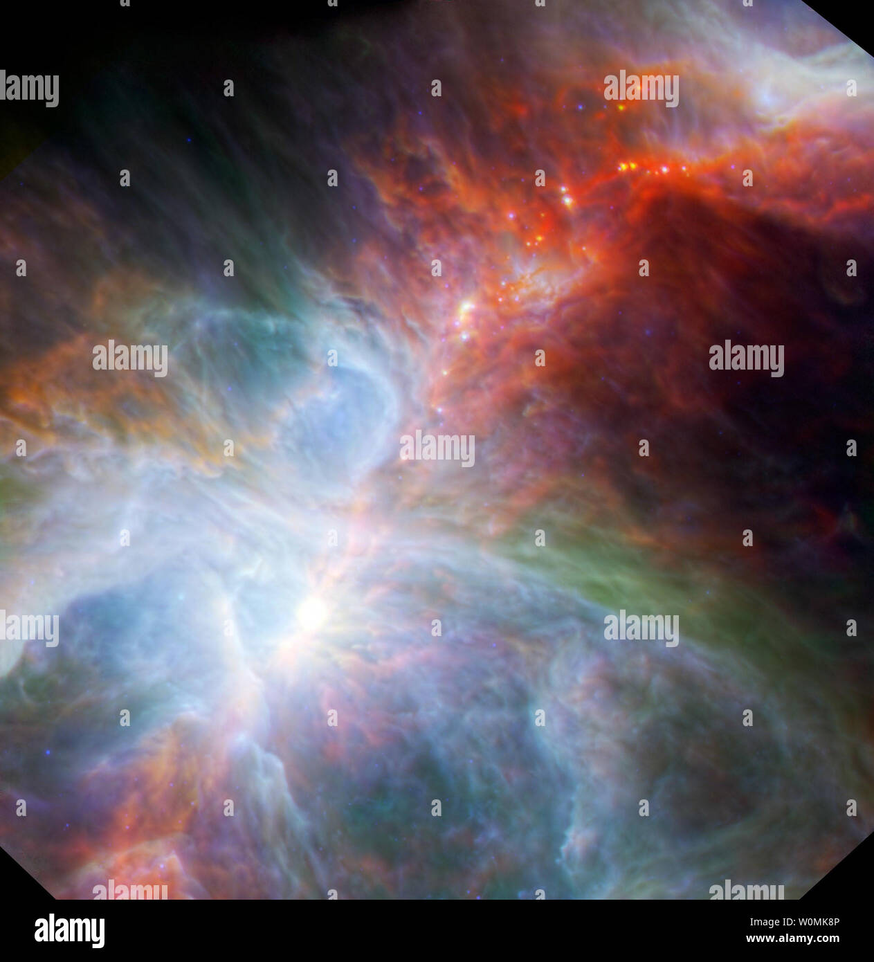 Questo febbraio 29, 2012 a infrarossi della NASA immagine catturata dal telescopio spaziale Spitzer mostra una nuova vista della nebulosa di Orione, 12 marzo 2012. UPI/NASA Foto Stock