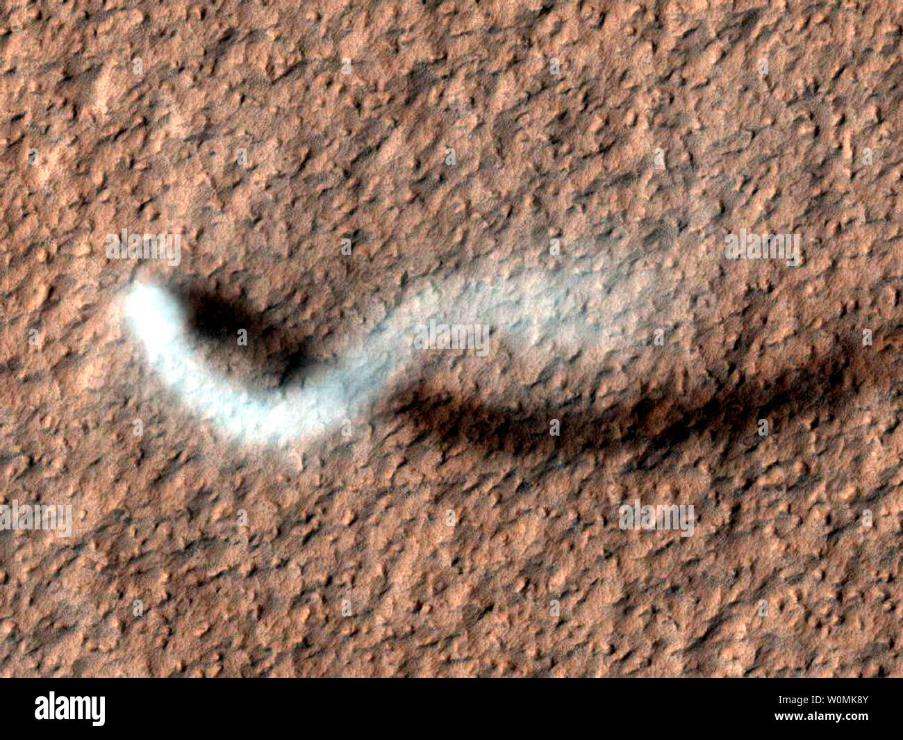 Un marziano polvere twister è mostrata la lacerazione attraverso il pianeta in questa foto dalla NASA Mars Reconnaissance Orbiter il 16 febbraio 2012, appena rilasciato. La Twister sorge su più di un miglio e mezzo in alta Amazonis Planitia regione nel nord di Marte. La polvere devil è 100 metri di larghezza. Diavoli di polvere si verificano su entrambi il pianeta Terra e Marte UPI/NASA Foto Stock