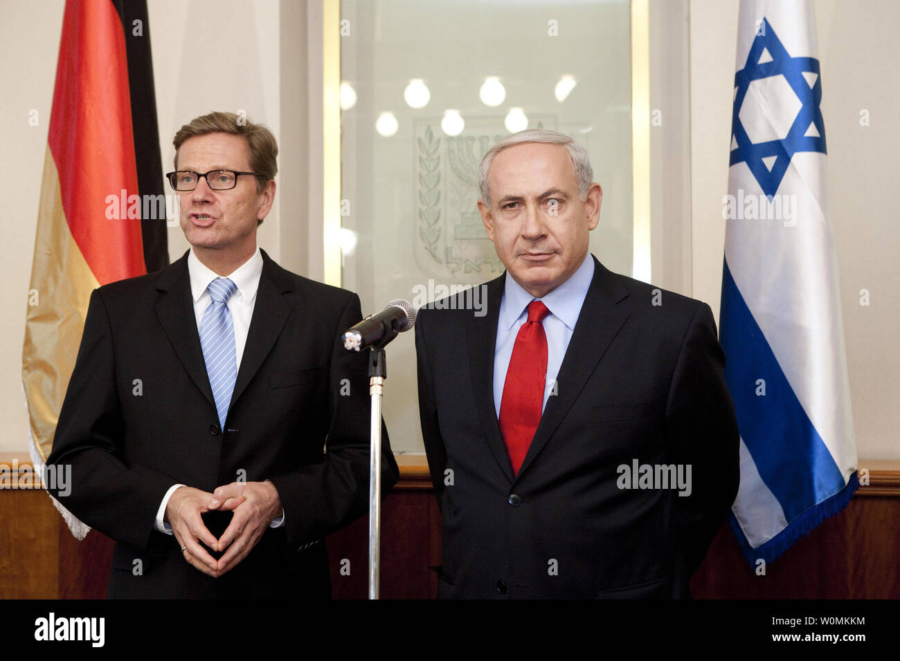 Il Ministro degli esteri tedesco Guido Westerwelle ( L) parla durante il suo incontro con Israele il Primo ministro Benjamin Netanyahu (R) all'ufficio del Primo Ministro a Gerusalemme il 9 settembre 2012 . UPI/Abir Sultan Foto Stock