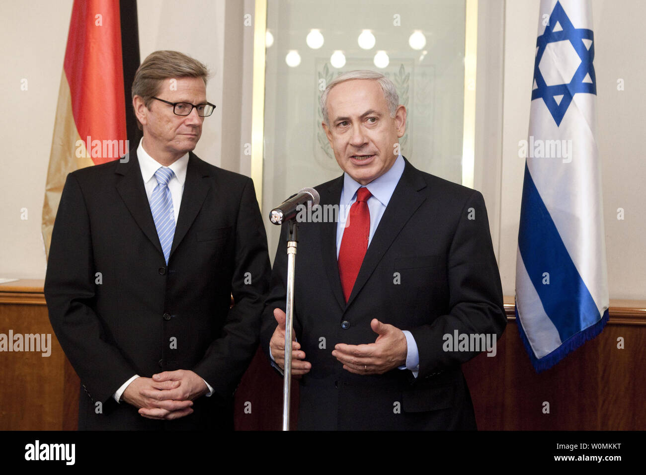 Il Ministro degli esteri tedesco Guido Westerwelle ( L) parla durante il suo incontro con Israele il Primo ministro Benjamin Netanyahu (R) all'ufficio del Primo Ministro a Gerusalemme il 9 settembre 2012. UPI/Abir Sultan Foto Stock