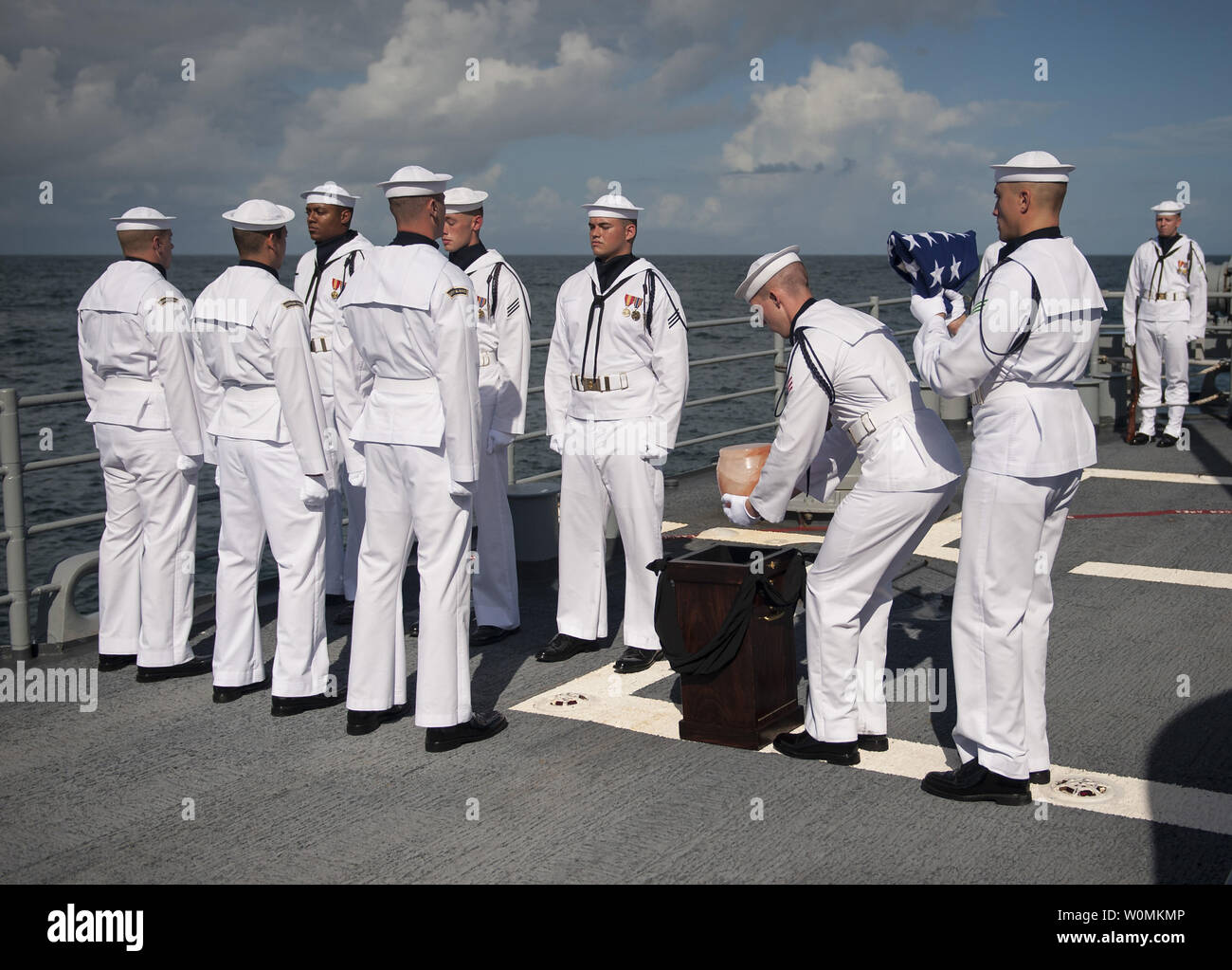 US Navy personale portano il cremains di Apollo 11 astronauta Neil Armstrong durante una sepoltura in mare il servizio a bordo della USS Mare delle Filippine (CG 58) il 14 settembre 2012, nell'Oceano Atlantico. Armstrong, il primo uomo a camminare sulla luna durante il 1969 missione Apollo 11, morto sabato, agosto 25. Egli è stato 82. UPI//Bill Ingalls/NASA Foto Stock