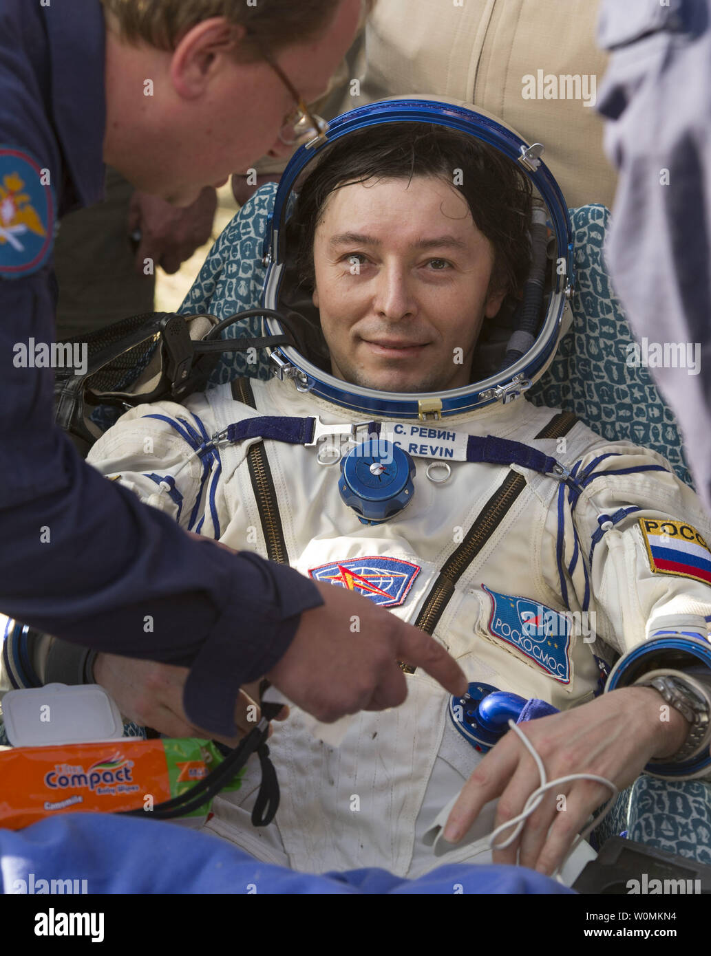 Expedition 32 Russo tecnico di volo Sergei Revin è visto come egli si appoggia al di fuori della Soyuz TMA-04M capsula pochi minuti dopo egli e Expedition 32 comandante Gennady Padalka e la NASA tecnico di volo Joe Acaba sbarcati in una zona remota al di fuori della città di Arkalyk, Kazakistan, lunedì 7 settembre 17, 2012. Revin, Padalka e Acaba sono di ritorno da cinque mesi a bordo della Stazione spaziale internazionale dove sono serviti come membri della spedizione 31 e 32 equipaggi. UPI/Carla Cioffi/NASA Foto Stock