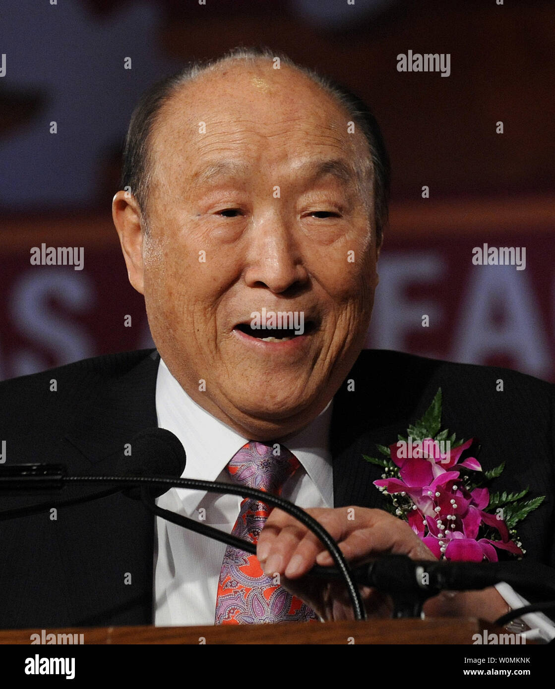 Chiesa dell'unificazione fondatore del reverendo Sun Myung Moon (C), come si vede in questo mese di ottobre 1, 2009 file foto indirizzamento di un banchetto in suo onore in Arlington, Virginia, è morto oggi all'età di 92, 2 settembre 2012. Il leader religioso è morto domenica in un ospedale vicino alla sua casa in Gapyeong, a nord est di Seoul, Corea del Sud. UPI/Roger Wollenberg/File foto Foto Stock