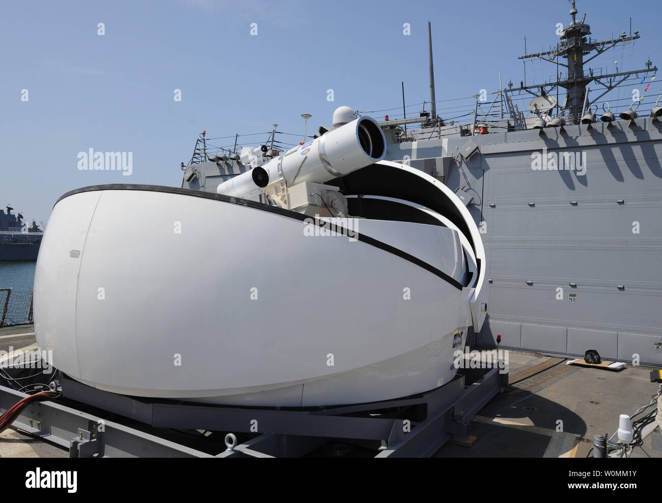 L'arma Laser System (leggi) è temporaneamente installato a bordo del guidato-missile destroyer USS Dewey (DDG 105) a San Diego, California, luglio 2012. Gli Stati Uniti La marina ha annunciato il 8 aprile 2013 da distribuire per la prima volta una delle sue navi che potrebbe essere utilizzata per il tiro giù fuchi e la disabilitazione di navi. Il prototipo sarà installato a bordo della USS Ponce entro il prossimo anno. L'arma viene eseguito su elettricità in modo che il costo è inferiore a $ 1 per ogni shot. UPI/John Williams/U.S. NAVY Foto Stock