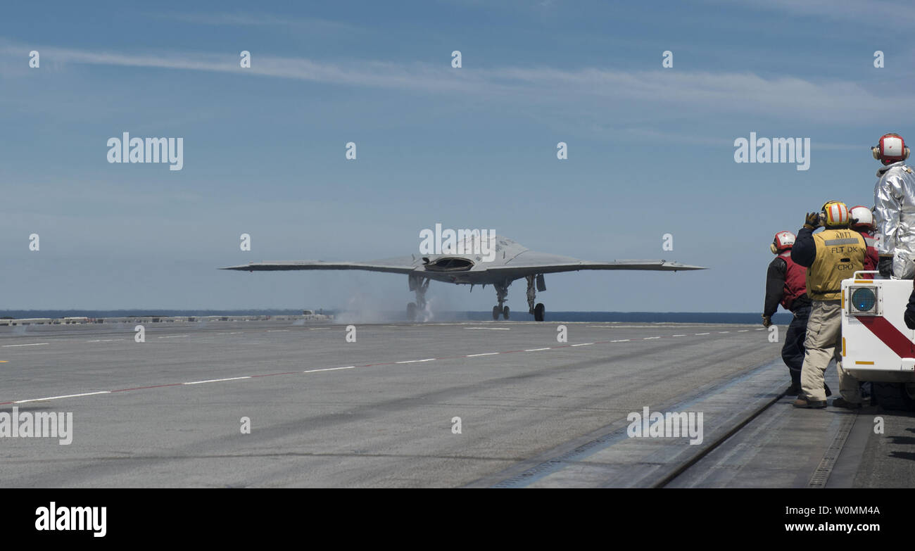 Un X-47B Unmanned Combat Air System (UCAS) demonstrator lancia Martedì, 14 maggio 2013 dal ponte di volo della portaerei USS George H.W. Bussola (CVN 77). George H.W. Bush è il primo vettore aereo a catapulta con successo il lancio di un velivolo senza equipaggio dal suo ponte di volo. UPI/Timothy Walter/US Navy Foto Stock