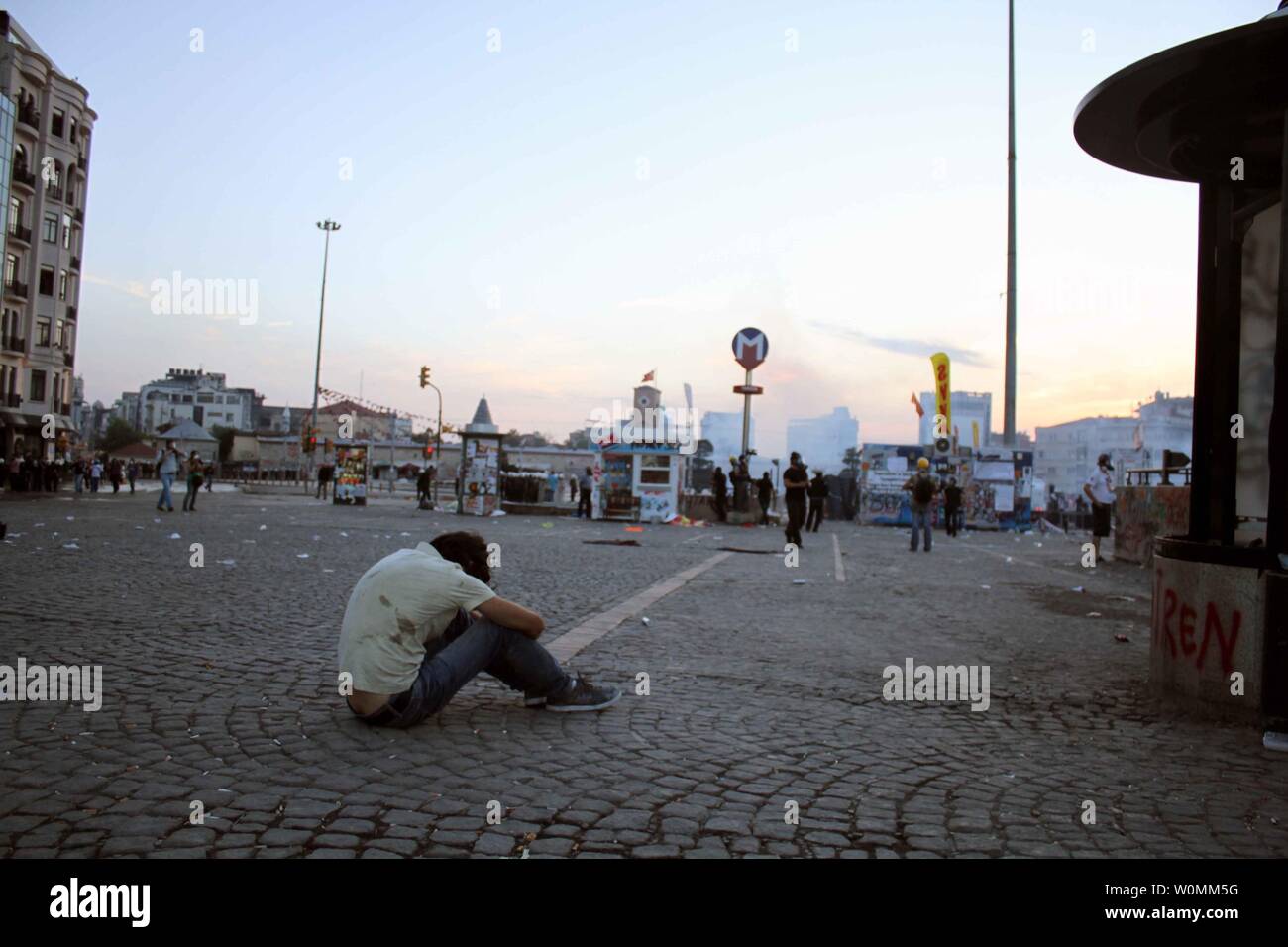 Manifestanti battaglia polizia in Piazza Taksim di Istanbul, in Turchia il 11 giugno 2013. La calma tornò al quadrato su Giugno 12, 2013 dopo i manifestanti sono stati liquidati dalla zona dopo due settimane di proteste contro la modernizzazione della piazza che divenne rapidamente un governo anti-protesta. UPI/Nasir Lone Foto Stock