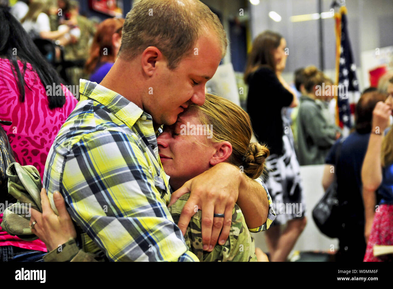 Army Spc. Jessie Nelson abbracci il marito, Matt su base comune Lewis-Mccorda, a Washington, 10 luglio 2013. Nelson e circa 230 soldati sono tornati a casa dopo otto mesi di deployment in Afghanistan per sostenere l'Operazione Enduring Freedom. Nelson è un tutto-source analista di intelligence assegnato per la seconda divisione di fanteria presso la sede centrale della società 4, Stryker Brigade Combat Team. UPI/Sgt. K. Hackbarth/DOD .. Foto Stock