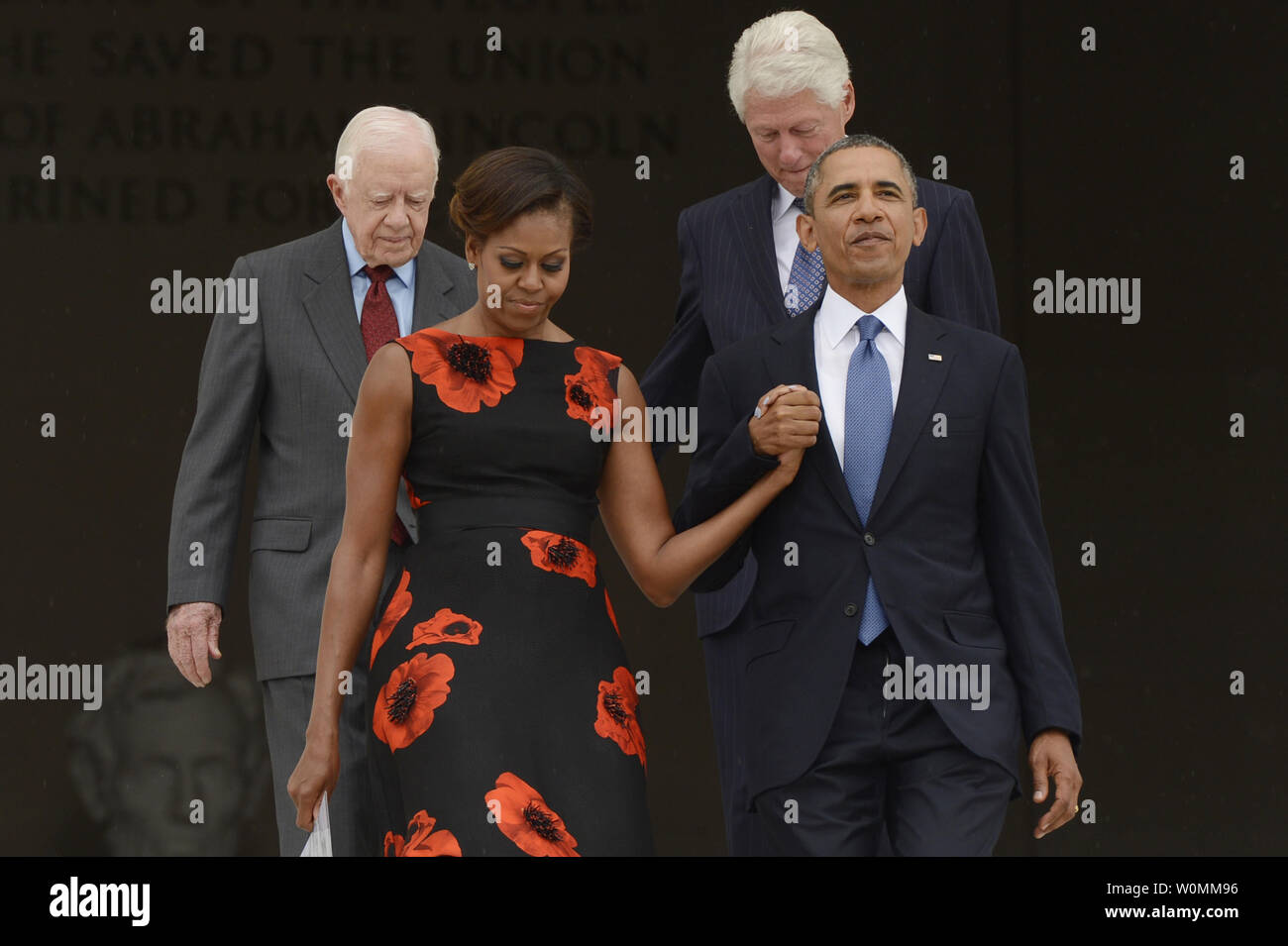 Il Presidente Usa Barack Obama anteriore (R), la First Lady Michelle Obama anteriore (L), ex Presidente statunitense Jimmy Carter posteriore (L) ed ex presidente degli Stati Uniti Bill Clinton indietro (R) a piedi verso il basso le fasi del Lincoln Memorial a frequentare il 'Lasciate risuonare la libertà' evento commemorativo in Washington, DC il 28 agosto 2013. La manifestazione è stata organizzata per commemorare il cinquantesimo anniversario dell'Agosto 28, 1963 marzo su Washington guidata dal compianto Dott. Martin Luther King Jr., dove egli notoriamente diede la sua "Ho un sogno" discorso. UPI/Michael Reynolds Foto Stock