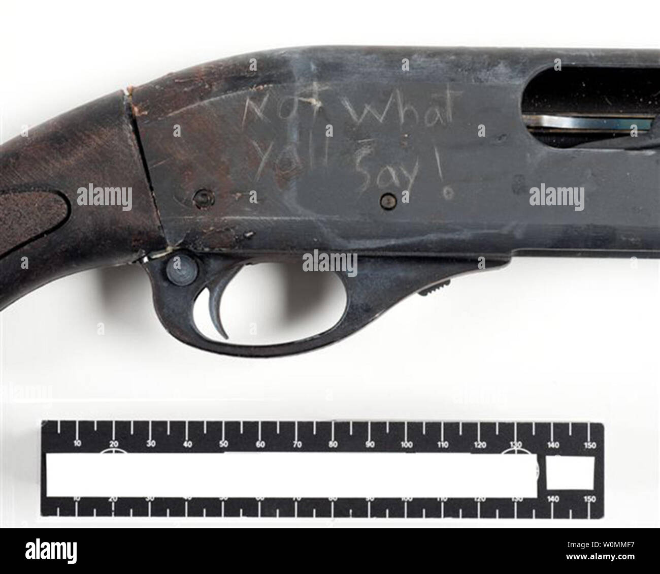 Un FBI rilasciato ancora foto su 25 Settembre 2013 mostra un close-up della Remington 870 fucile utilizzato da Aaron Alexis per uccidere 12 persone prima che egli è stato ucciso dalla polizia a Washington Navy Yard il 16 settembre 2013 a Washington, DC. L'attacco si legge "non che cosa yall dire!". UPI Foto Stock