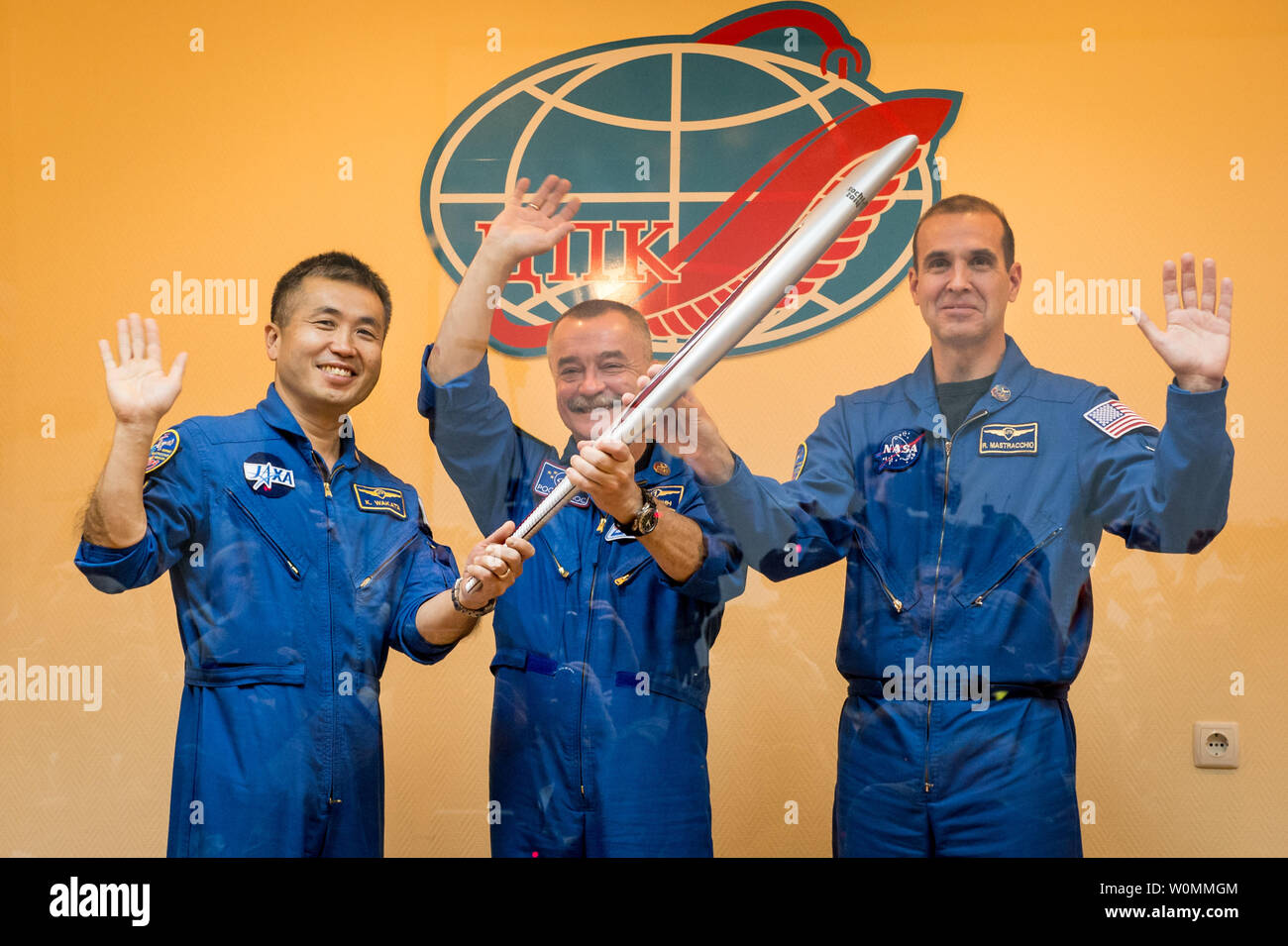 Expedition 38 Tecnico di volo Koichi Wakata della Japan Aerospace Exploration Agency, sinistra, Soyuz Commander Mikhail Tyurin di Roscosmos e, Tecnico di volo Rick Mastracchio della NASA, destra, sorriso ed è stato come essi detengono una torcia olimpica che sarà volato con loro per la Stazione Spaziale Internazionale, durante una conferenza stampa tenutasi Mercoledì, Novembre 6, 2013, presso il cosmonauta hotel di Baikonur in Kazakhstan. Lancio del razzo Soyuz è prevista per il 7 novembre e invierà Tyurin, Mastracchio, Wakata su un periodo di sei mesi di missione a bordo della Stazione Spaziale Internazionale. UPI/Carla Cioffi/NASA Foto Stock