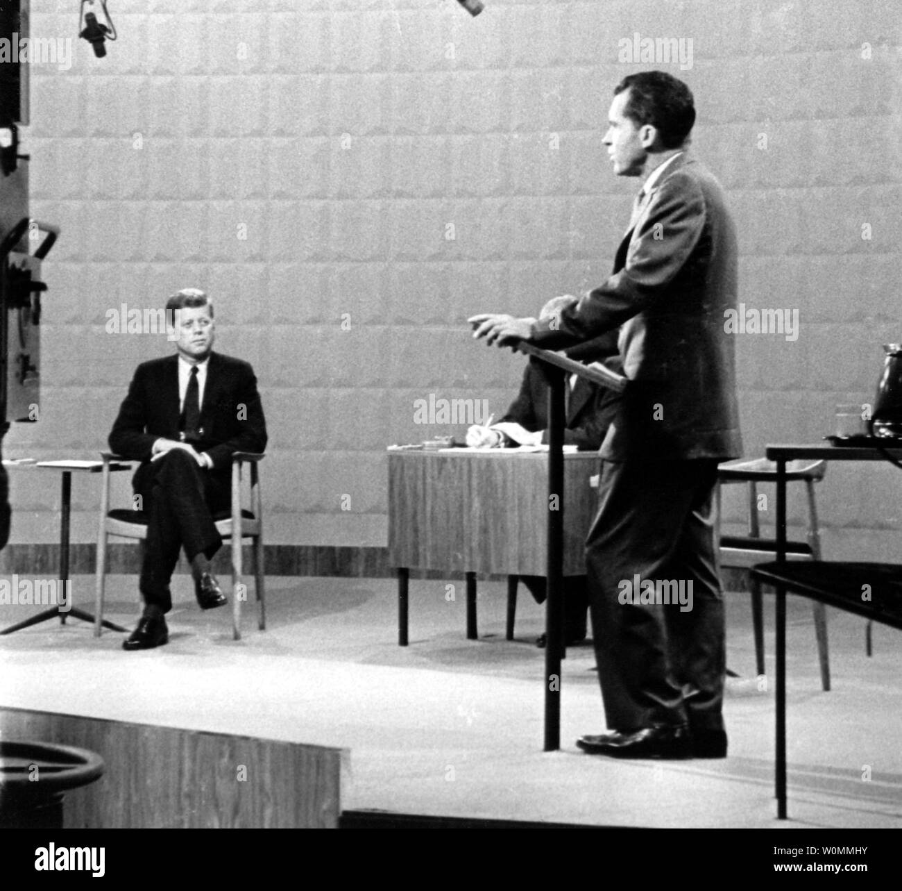 John F. Kennedy e Richard Nixon sono visto qui a Chicago in questo mese di settembre 26, 1960 file foto durante uno dei loro infamous dibattiti televisivi del 1960 campagna presidenziale. Kennedy è andato a vincere le elezioni diventando il trentacinquesimo presidente degli Stati Uniti d'America. Questo venerdì sarà occasione del cinquantesimo anniversario dell'assassinio del presidente Kennedy il 22 novembre 1963. UPI/file Foto Stock