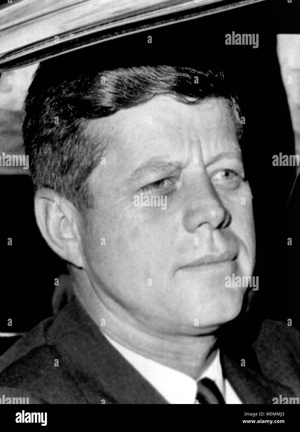 Il presidente John F. Kennedy è visto qui in questo agosto 9, 1963 file foto come egli lascia l'ospedale di Otis Air Force Base in Massachusetts dopo un volo lì per essere con la moglie. Il loro figlio, Patrick è morto prima che il giorno solo due giorni dopo era nato. Questo venerdì sarà occasione del cinquantesimo anniversario dell'assassinio del presidente Kennedy il 22 novembre 1963. UPI/file Foto Stock