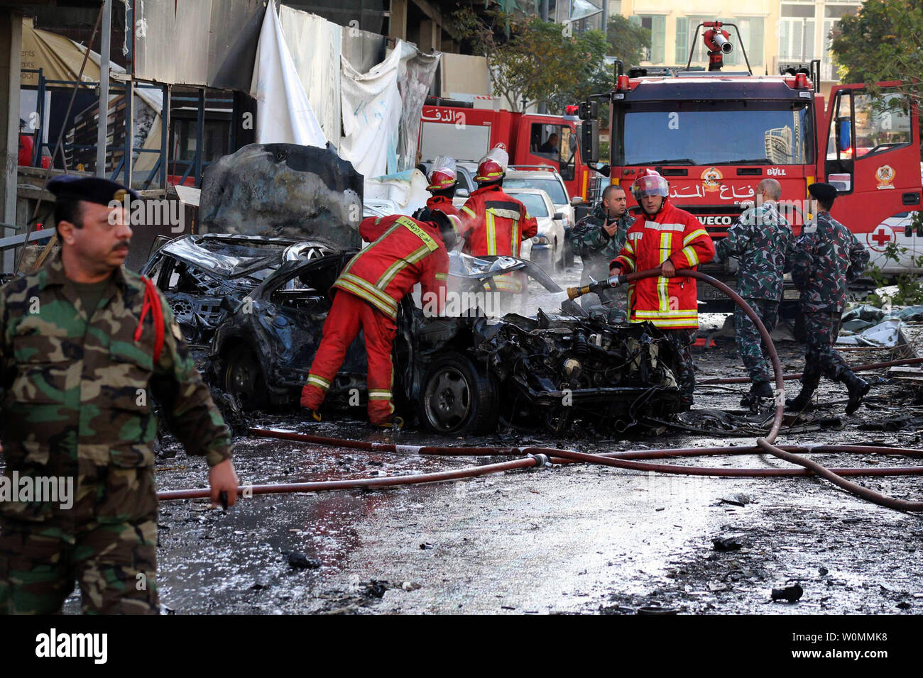 I funzionari si riuniranno presso il sito di un'esplosione nel centro cittadino di Beirut che ha ucciso almeno cinque persone, inclusi gli ex ministro libanese Mohamad Chatah, il 27 dicembre 2013. Chatah, chi è un accanito oppositore del Presidente siriano Bashar al-Assad, è stato ucciso in una massiccia esplosione che mirate il suo convoglio di auto. Più che 70 persone sono rimaste ferite. UPI/Mohamad Sultan Foto Stock