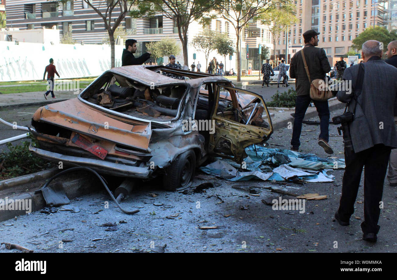 I funzionari si riuniranno presso il sito di un'esplosione nel centro cittadino di Beirut che ha ucciso almeno cinque persone, inclusi gli ex ministro libanese Mohamad Chatah, il 27 dicembre 2013. Chatah, chi è un accanito oppositore del Presidente siriano Bashar al-Assad, è stato ucciso in una massiccia esplosione che mirate il suo convoglio di auto. Più che 70 persone sono rimaste ferite. UPI/Mohamad Sultan Foto Stock