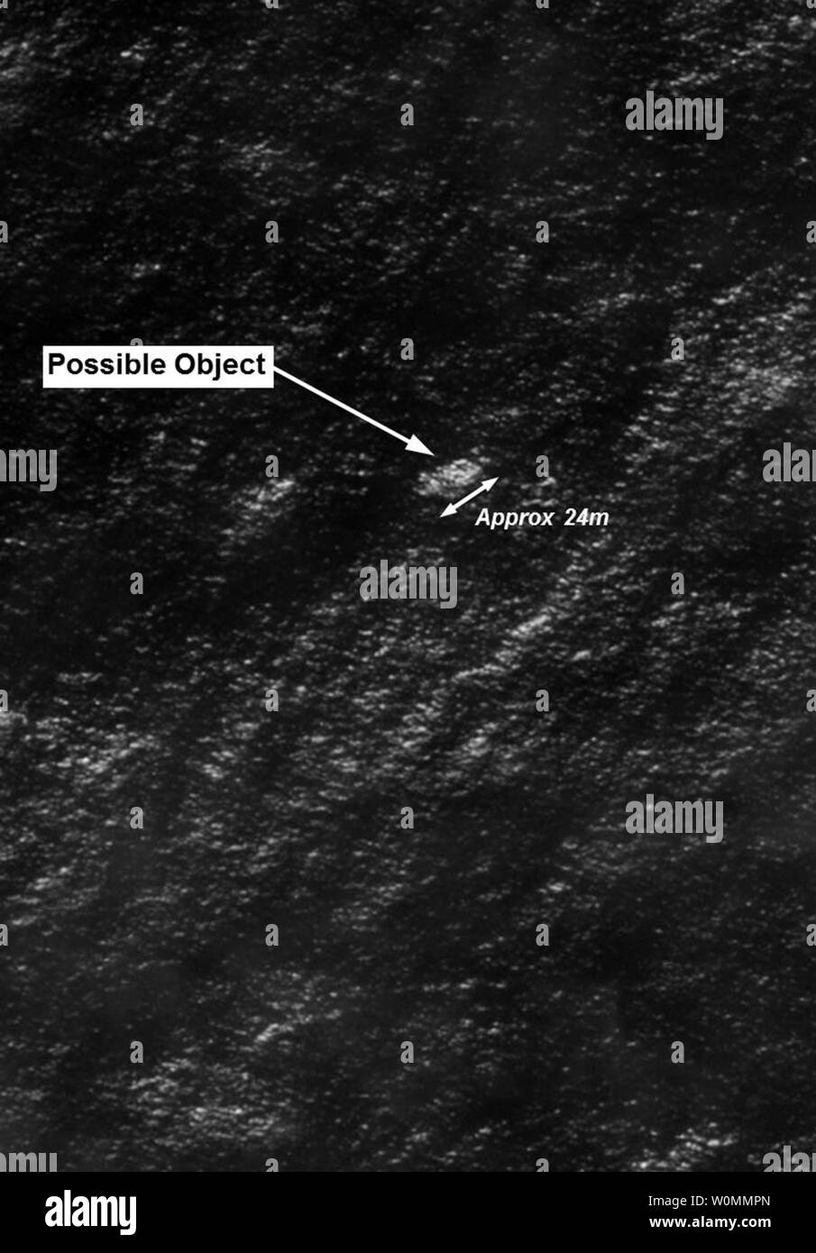 Questa immagine satellitare Pubblicato il Marzo 20,2014 dalla Australian Maritime Safety Authority mostra gli oggetti che potrebbero essere eventuali detriti dalla mancanza di Malaysia Airlines MH370 in un area rivisto 185 km a sud est di l'originale area di ricerca. Le immagini sono state analizzate da specialisti in Australian GeoSpacial-Intelligence organizzazione ed è considerato di fornire un possibile avvistamento di oggetti che ha portato ad un affinamento dell'area di ricerca. UPI/australiano di sicurezza marittima competente Foto Stock