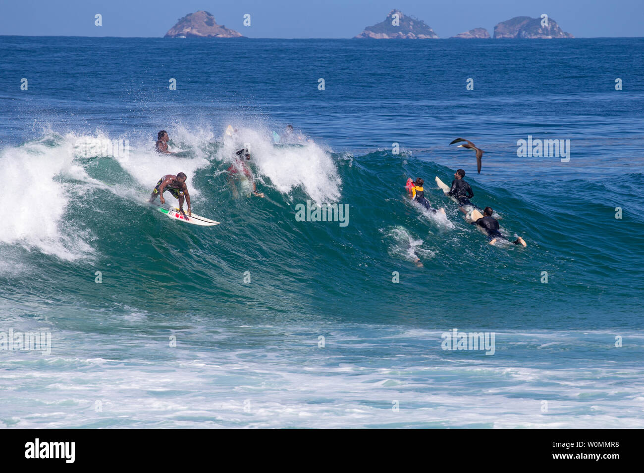 Rio de Janeiroi, Brasile - Agosto 13, 2016: amatoriale surfers divertirsi su un rigonfiamento giornata di arpoador beach, Rio de Janeiro. Foto Stock