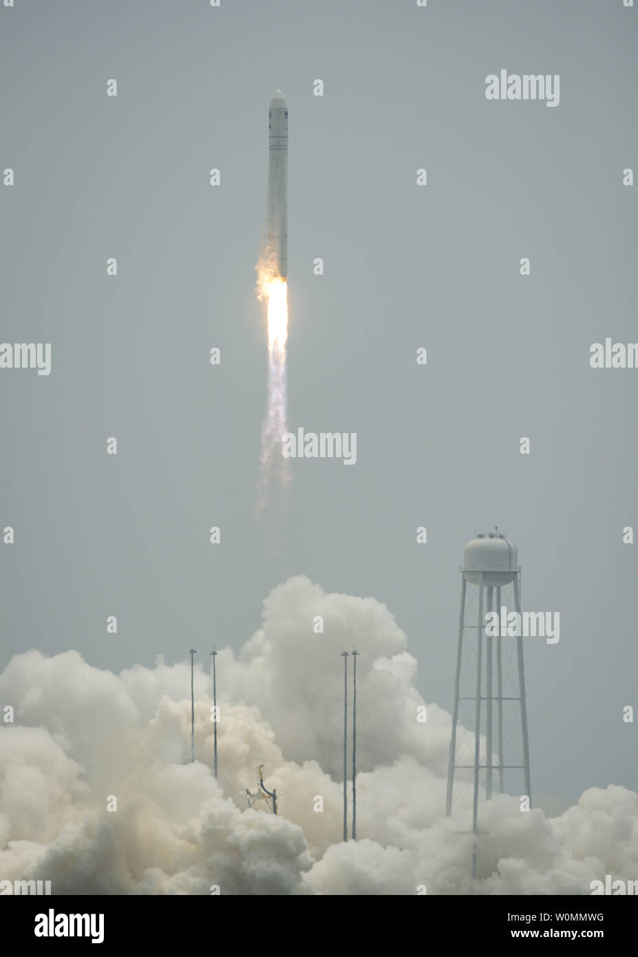 La Orbital Sciences Corporation Antares lanci di razzi dal PAD-0A con il veicolo spaziale Cygnus onboard, Domenica, 13 luglio 2014, alla NASA Wallops Flight Facility in Virginia. Il Cygnus lander è riempito con oltre 3.000 libbre di forniture per la Stazione spaziale internazionale, compresa la scienza esperimenti, esperimento hardware, pezzi di ricambio, e disposizioni dell'equipaggio. L'orbitale-2 missione è Orbital Sciences" secondo contratto consegna merci volo verso la stazione spaziale della NASA. UPI/Bill Ingalls/NASA Foto Stock