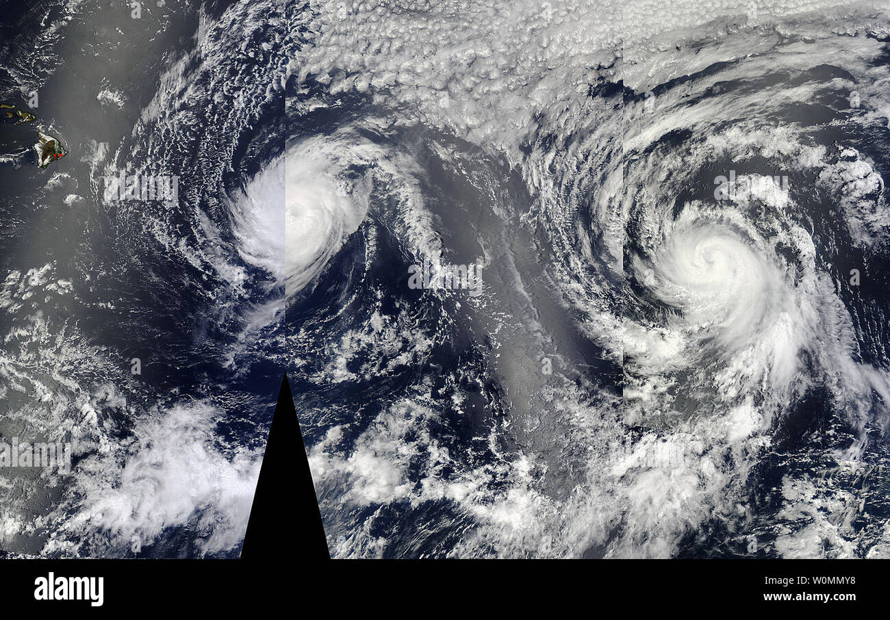 Satellite della NASA Aqua passa sopra l'uragano Iselle e uragano Julio avvicinando Hawaii il 6 agosto 2014. Le immagini è stato creato utilizzando tre passa via satellite. I residenti di normalmente sunny Hawaii tutore per se stessi per le due tempeste dovrebbero portare pioggia per stato. UPI Foto Stock