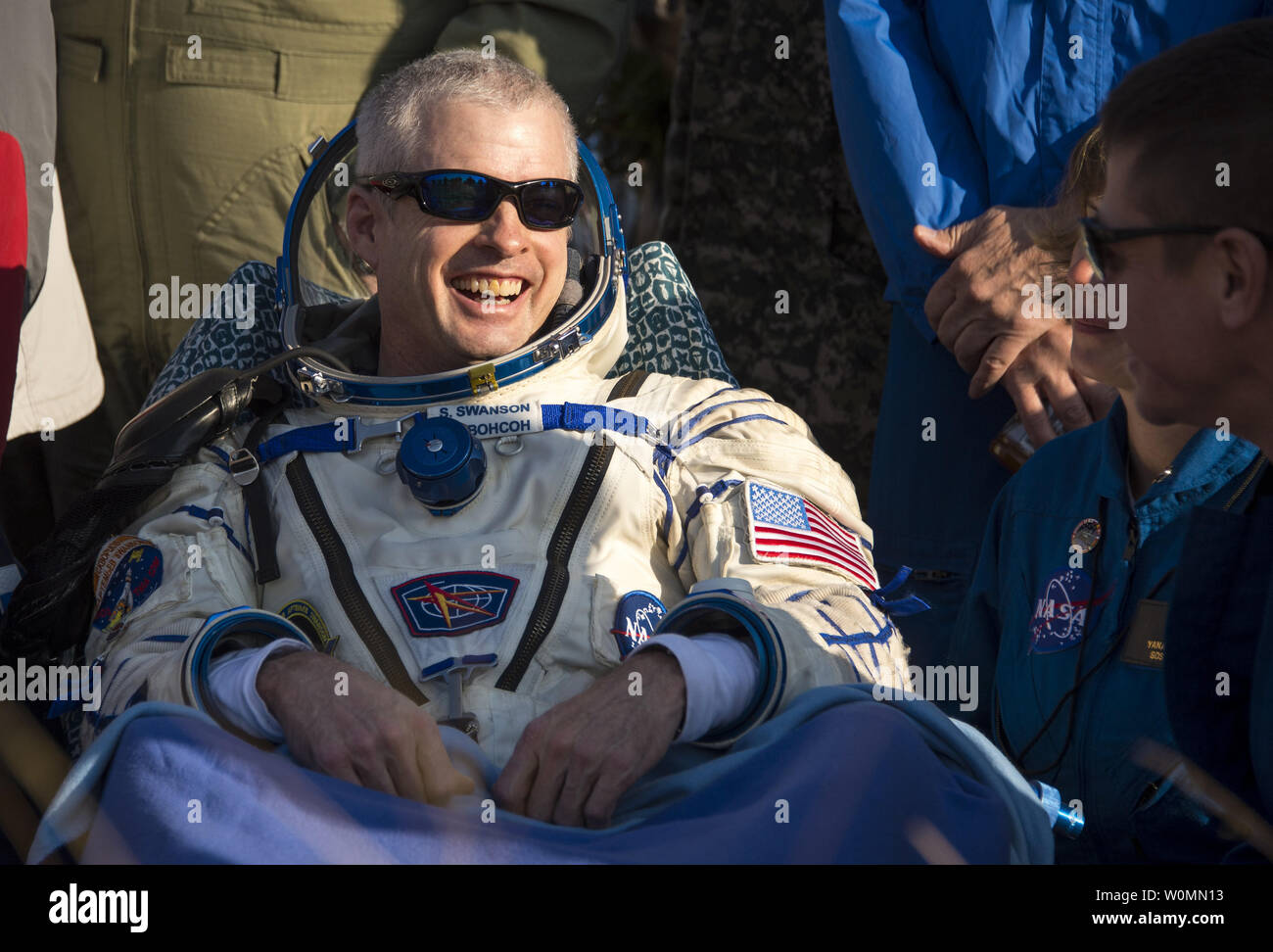 Expedition 40 comandante Steve Swanson della NASA si appoggia su una sedia al di fuori della capsula Soyuz a pochi minuti dopo che lui e gli ingegneri di volo Alexander Skvortsov e Oleg Artemyev di l'agenzia Spaziale Federale Russa Roscosmos (), sbarcati nei loro Soyuz TMA-12M capsula in una remota area vicino alla città di Zhezkazgan, Kazakstan in data 11 settembre 2014. Swanson, Skvortsov e Artemyev è tornato a terra dopo più di cinque mesi a bordo della Stazione spaziale internazionale dove sono serviti come membri della spedizione 39 e 40 equipaggi. UPI/Bill IngallsNASA Foto Stock