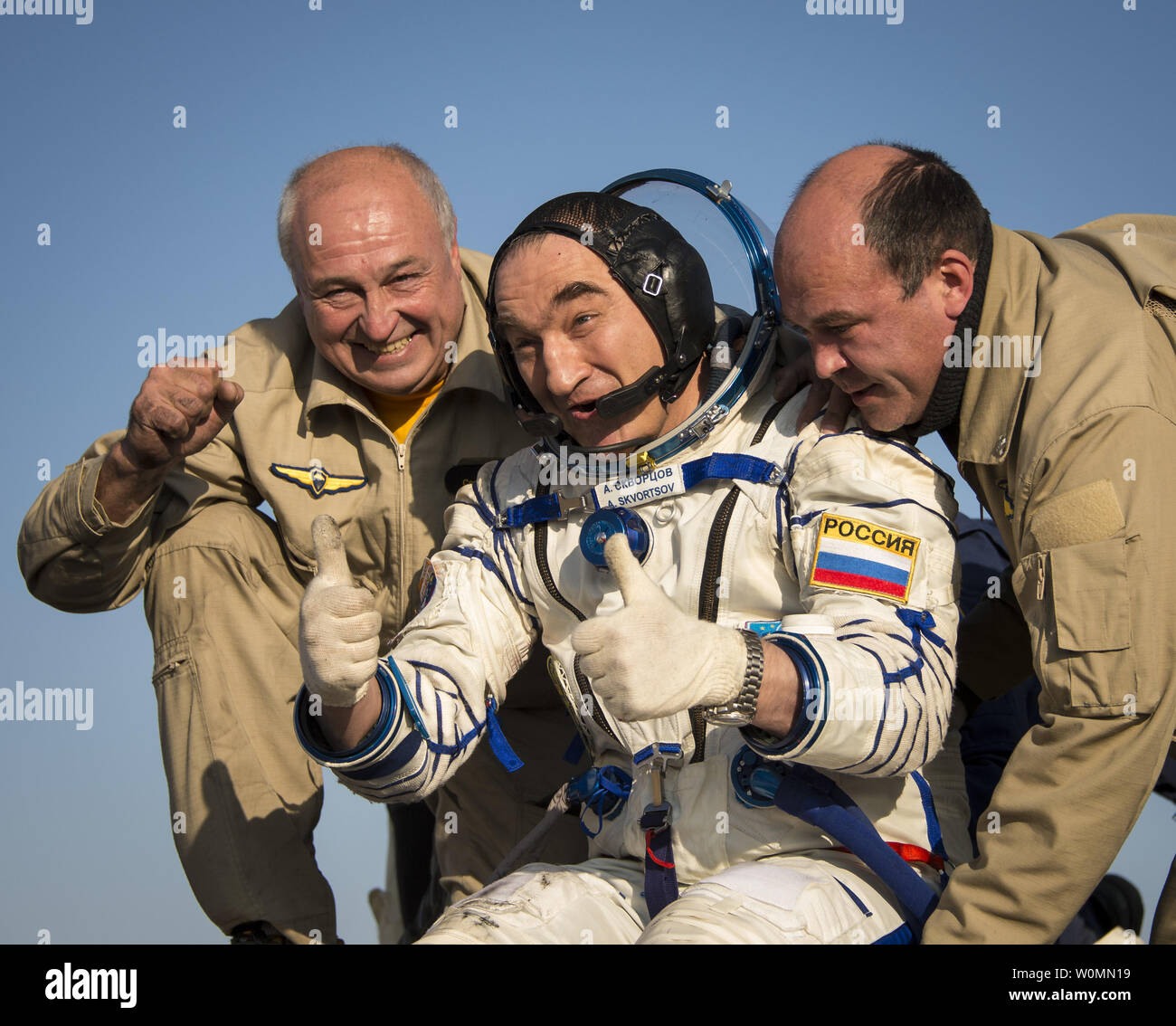 Expedition 40 Tecnico di volo Alexander Skvortsov di l'agenzia Spaziale Federale Russa Roscosmos () dà un pollice su come egli è aiutato fuori della capsula Soyuz a pochi minuti dopo che lui e tecnico di volo Oleg Artemyev di Roscosmos e Expedition 40 comandante Steve Swanson della NASA, sbarcati nei loro Soyuz TMA-12M capsula in una remota area vicino alla città di Zhezkazgan, Kazakstan in data 11 settembre 2014. Swanson, Skvortsov e Artemyev è tornato a terra dopo più di cinque mesi a bordo della Stazione spaziale internazionale dove sono serviti come membri della spedizione 39 e 40 equipaggi. UPI/Bill Ingall Foto Stock