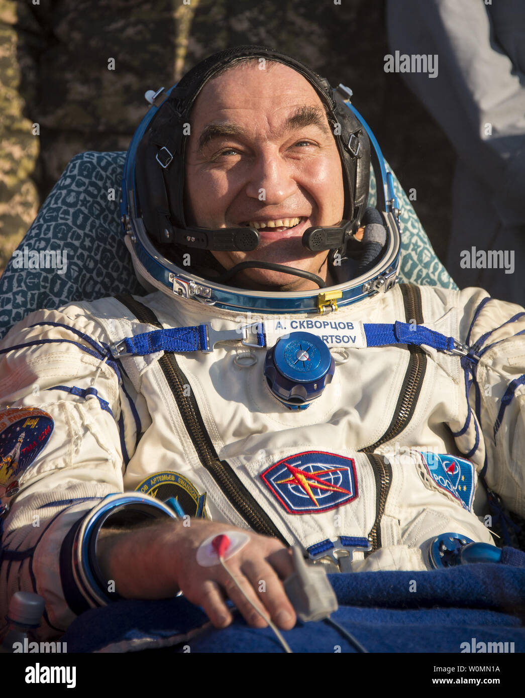 Expedition 40 Tecnico di volo Alexander Skvortsov di l'agenzia Spaziale Federale Russa Roscosmos () poggia su di una sedia al di fuori della capsula Soyuz a pochi minuti dopo che lui e tecnico di volo Oleg Artemyev di Roscosmos e, Commander Steve Swanson della NASA, sbarcati nei loro Soyuz TMA-12M capsula in una remota area vicino alla città di Zhezkazgan, Kazakistan Giovedì, Settembre 11, 2014. Skvortsov, Artemyev e Swanson è tornato a terra dopo più di cinque mesi a bordo della Stazione spaziale internazionale dove sono serviti come membri della spedizione 39 e 40 equipaggi. UPI/Bill IngallsNASA Foto Stock