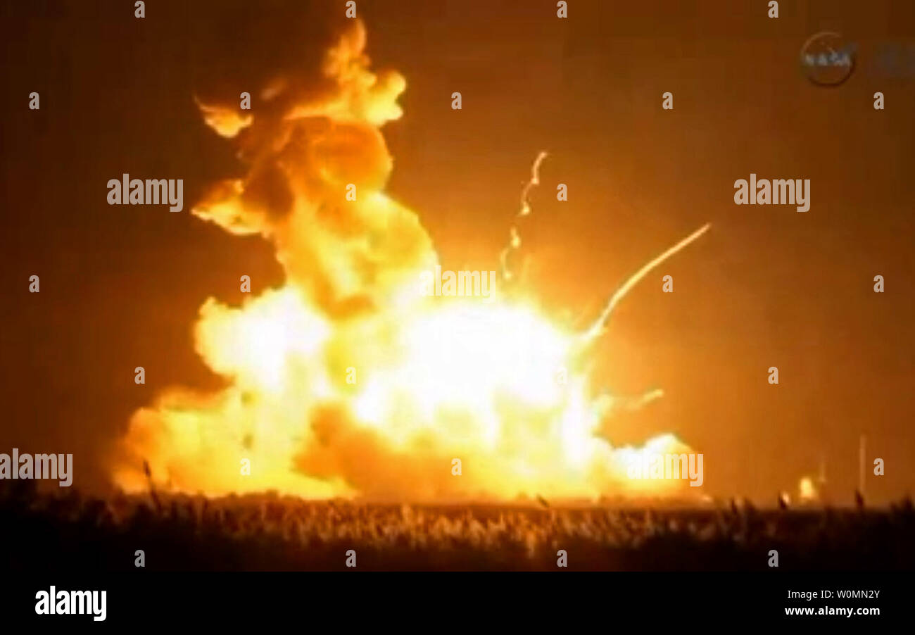 Questo NASA immagine video mostra ancora la Orbital Sciences Corporation di Antares rocket, con il veicolo spaziale Cygnus onboard, poiché esso subisce una grave anomalia per pochi istanti dopo il lancio dal Mid-Atlantic Spaceport regionale Pad 0A, il 28 ottobre 2014, alla NASA Wallops Flight Facility in Virginia. La navicella spaziale è stata riempita con circa 5.000 libbre di forniture per la Stazione Spaziale Internazionale. UPI/NASA Foto Stock