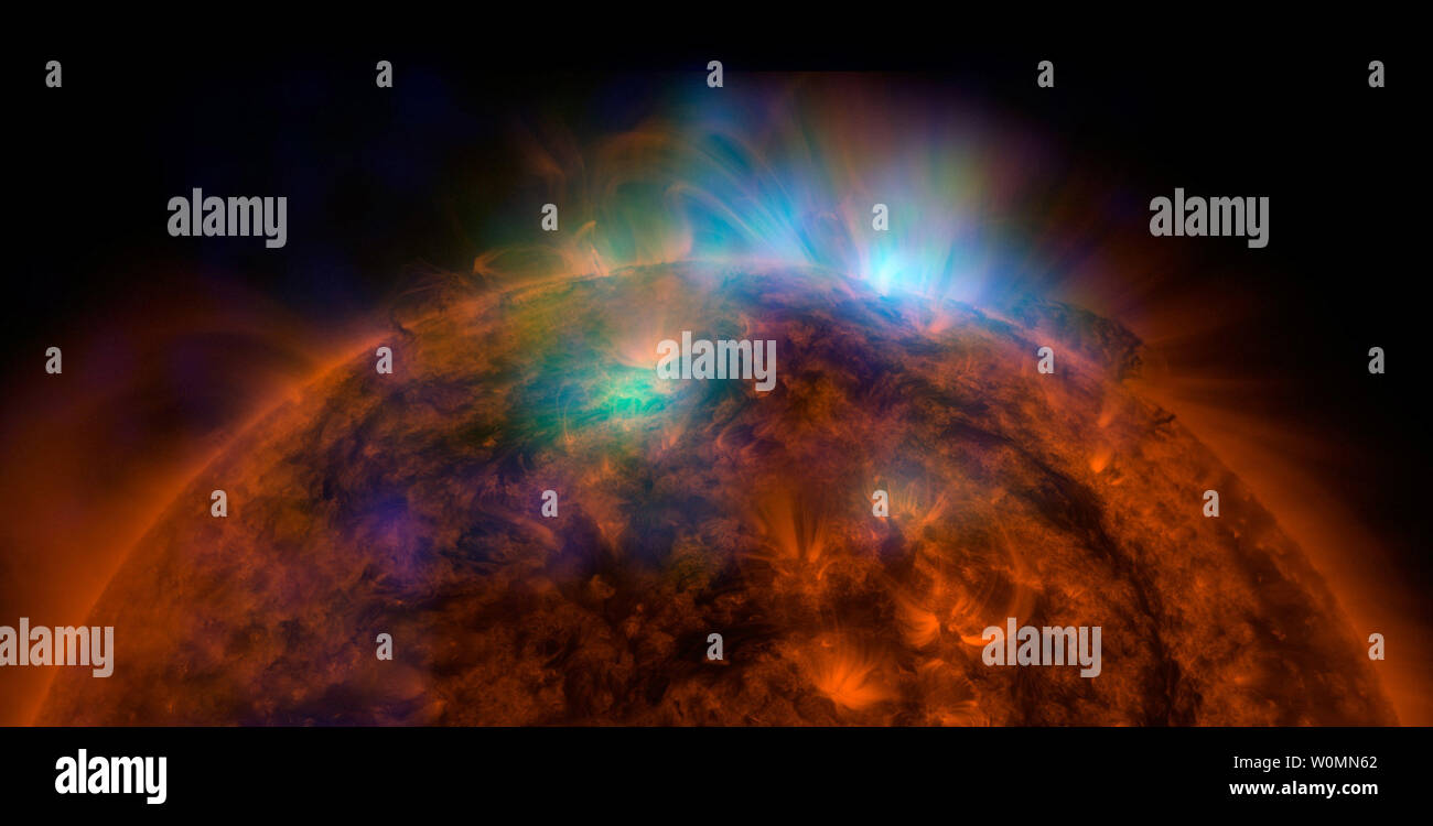 Questo NASA immagine composita rilasciato il 22 dicembre, 2014 catturato dalla NASA Nuclear Spectroscopic Telescope Array e di NASA Solar Dynamics Observatory (SDO) mostra il Sole occidentale di arto. UPI/NASA Foto Stock