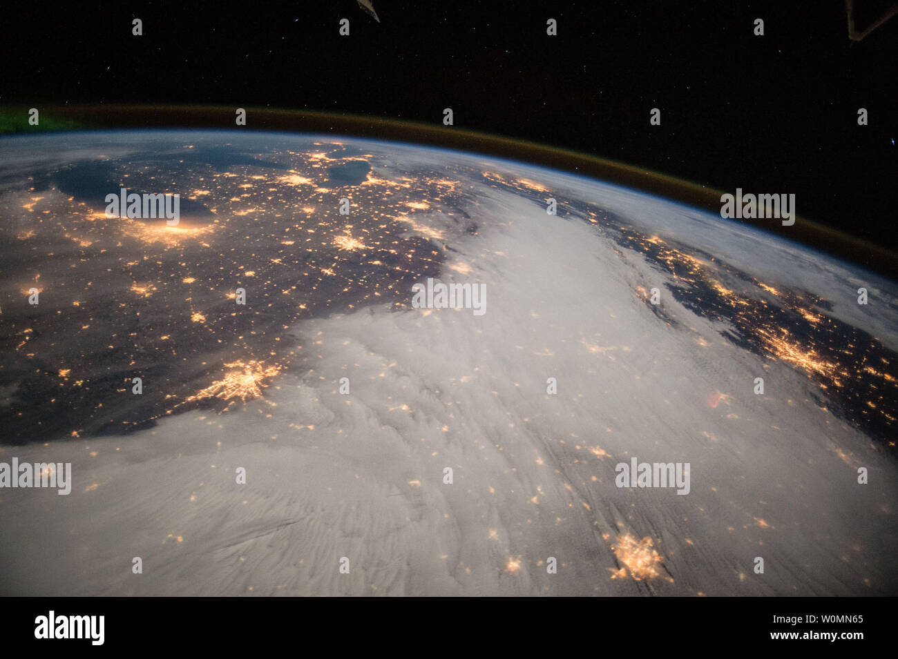 Questo Dicembre 7, 2014 La NASA immagine presa dalla Stazione Spaziale Internazionale mostra luci dal midwest degli Stati Uniti e i Grandi Laghi degli Stati Uniti come la stazione spaziale passa sopra. UPI/Barry Wilmore/NASA. Foto Stock Questo Dicembre 7, 2014 La NASA immagine presa dalla Stazione Spaziale Internazionale mostra luci dal midwest degli Stati Uniti e i Grandi Laghi degli Stati Uniti come la stazione spaziale passa sopra. UPI/Barry Wilmore/NASA. Foto Stock