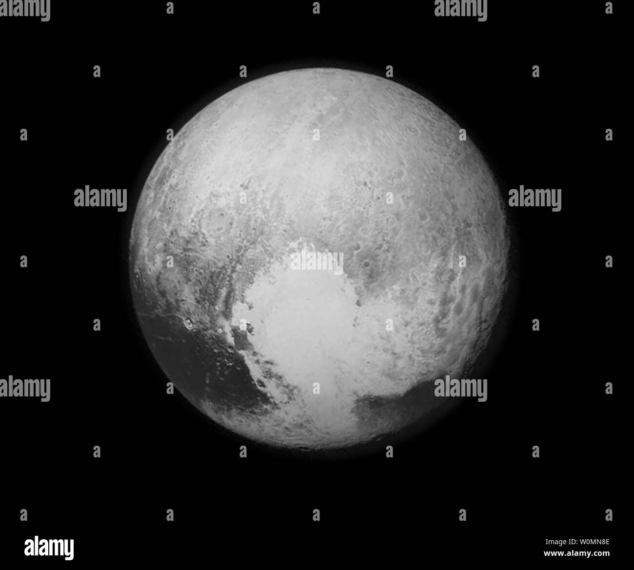 Plutone quasi riempie il fotogramma in questa immagine in bianco e nero dal Long Range Reconnaissance Imager (LORRI) a bordo NASAÕs nuovi orizzonti spaziali, adottate il 13 luglio 2015 quando la navicella è stata 476,000 miglia (768,000 chilometri) dalla superficie. Questo è l'ultimo e più dettagliata immagine inviata a terra prima che il spacecraftÕs approccio più vicino a Plutone il 14 luglio. La navicella spaziale è stato lanciato nove anni fa e ha viaggiato 3 miliardi di miglia. Foto NASA/UPI Foto Stock