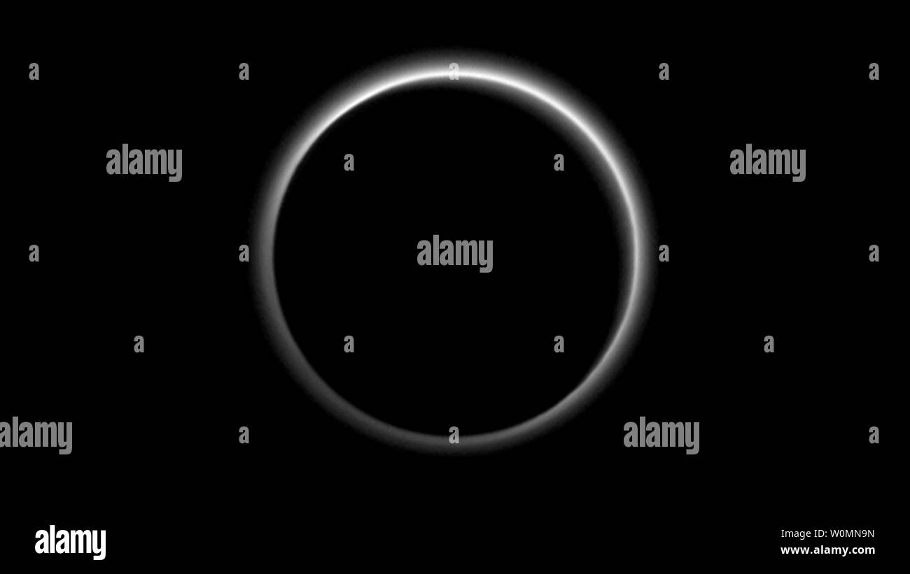 Questa immagine cattura dalla NASA nuovi orizzonti navicella spaziale su luglio 15 mostrano Plutone retroilluminati da Sun, 24 luglio 2015. La navicella spaziale ha viaggiato 3 miliardi di miglia dal lancio il 19 gennaio 2006 e ha preso alcune delle più dettagliate immagini della pianta nana mai registrato. La NASA/APL/SwRI/UPI Foto Stock