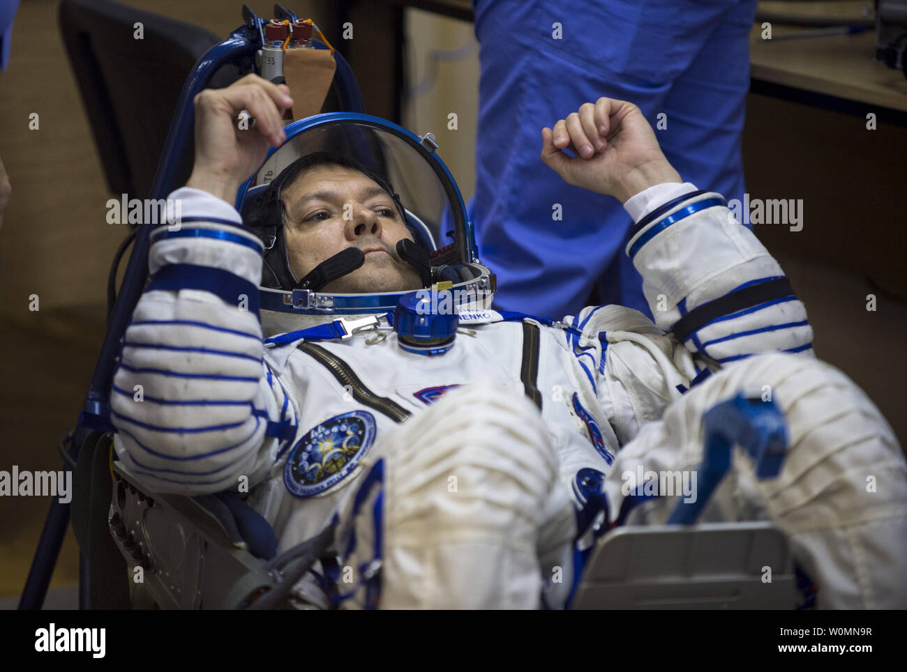 Expedition 44 Soyuz Commander Oleg Kononenko di l'agenzia Spaziale Federale Russa Roscosmos () ha il suo russo Sokol tuta controllato della pressione nella preparazione per il lancio a bordo della Soyuz TMA-17M navicella spaziale su Mercoledì, 22 luglio 2015, presso il cosmodromo di Baikonur in Kazakistan. Lancio del razzo Soyuz è prevista per le prime ore di luglio 23 Cosmodromo di tempo e potrà trasportare Kononenko e compagni crewmates, Tecnico di volo Kimiya Yui della Japan Aerospace Exploration Agency (JAXA) e tecnico di volo Kjell Lindgren della NASA in orbita per iniziare i loro cinque mesi di missione sullo spazio internazionale Statio Foto Stock
