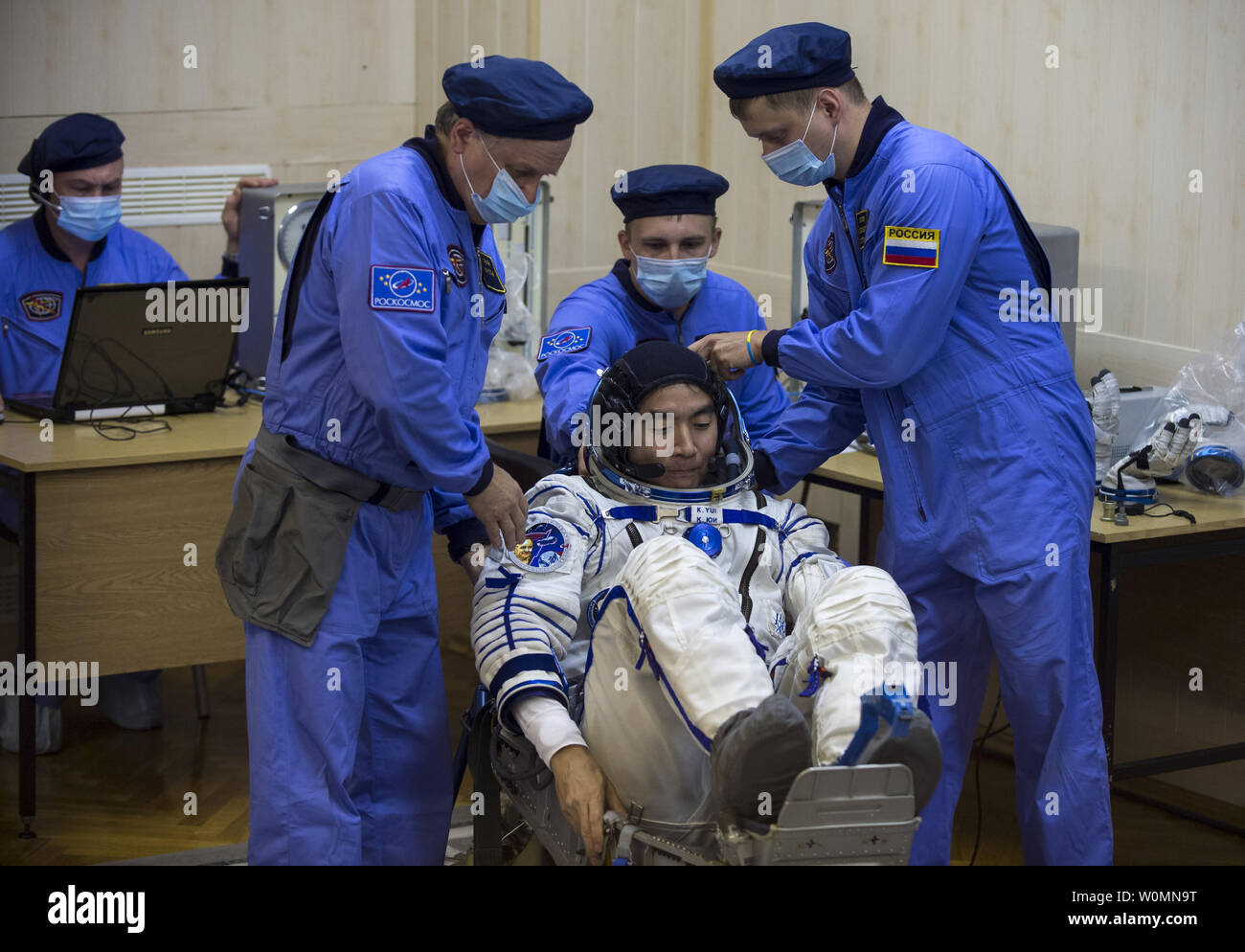 Expedition 44 Tecnico di volo Kimiya Yui della Japan Aerospace Exploration Agency (JAXA) ha il suo russo Sokol tuta controllato della pressione nella preparazione per il lancio a bordo della Soyuz TMA-17M navicella spaziale su Mercoledì, 22 luglio 2015, presso il cosmodromo di Baikonur in Kazakistan. Lancio del razzo Soyuz è prevista per le prime ore di luglio 23 Cosmodromo di tempo e potrà trasportare Yui e compagni crewmates, Soyuz Commander Oleg Kononenko di l'agenzia Spaziale Federale Russa Roscosmos () e tecnico di volo Kjell Lindgren della NASA, in orbita per iniziare i loro cinque mesi di missione sulla Stazione spaziale internazionale. NA Foto Stock