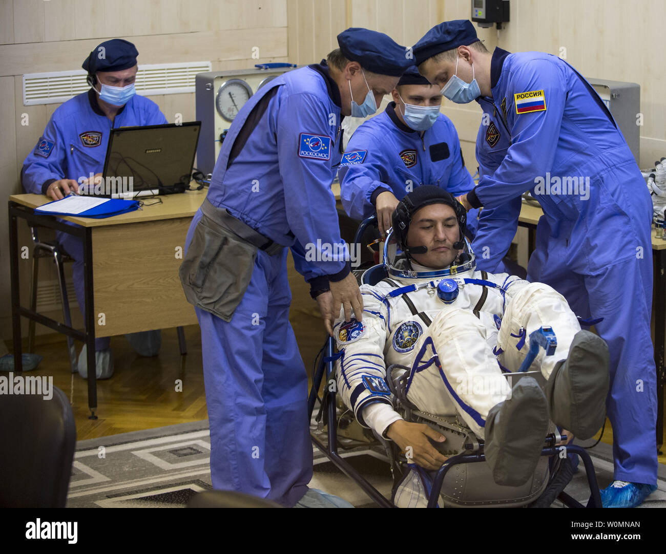 Expedition 44 Tecnico di volo Kjell Lindgren della NASA ha il suo russo Sokol tuta controllato della pressione nella preparazione per il suo lancio a bordo della Soyuz TMA-17M navicella spaziale su Mercoledì, 22 luglio 2015, presso il cosmodromo di Baikonur in Kazakistan. Lancio del razzo Soyuz è prevista per le prime ore di luglio 23 Cosmodromo di tempo e potrà trasportare Lindgren e compagni crewmates, Tecnico di volo Kimiya Yui della Japan Aerospace Exploration Agency (JAXA) e Soyuz Commander Oleg Kononenko di l'agenzia Spaziale Federale Russa Roscosmos (), in orbita per iniziare i loro cinque mesi di missione sullo spazio internazionale St Foto Stock