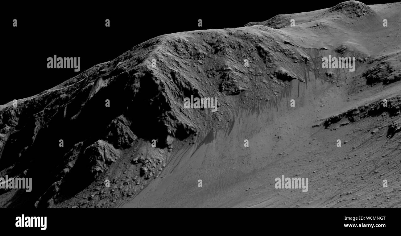 Il buio, strisce strette che scorre in discesa su Marte a siti come questa porzione di Horowitz Cratere sono dedotte per essere formata dal flusso stagionale di acqua sul moderno-giorno Marte, la NASA ha annunciato a Washington il 28 settembre 2015. Le striature sono grossolanamente la lunghezza di un campo di calcio. .L'imaging e le informazioni topografiche in questa vista trasformati provengono dall'Imaging ad alta risoluzione scienza esperimento (HiRISE) fotocamera su NASA Mars Reconnaissance Orbiter. Queste funzioni scuro sulle piste sono chiamati "pendenza di indurimento lineae' o RSL. Gli scienziati planetario utilizzando le osservazioni con il compatto Recon Foto Stock