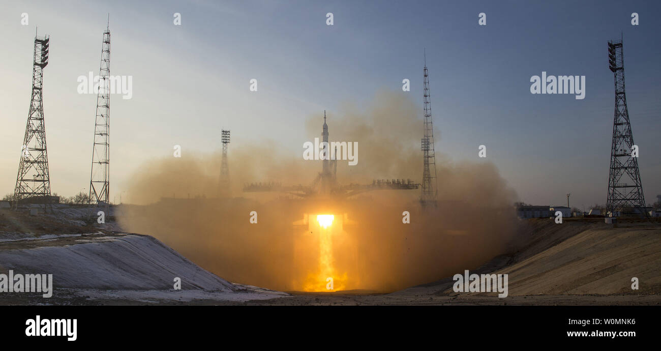 Il Soyuz TMA-19M razzo viene lanciato con spedizione 46 Soyuz Commander Yuri Malenchenko di l'agenzia Spaziale Federale Russa Roscosmos (), tecnico di volo Tim Kopra della NASA e tecnico di volo Tim Peake di ESA (Agenzia spaziale europea), Martedì, Dicembre 15, 2015 in Cosmodromo di Baikonur in Kazakistan. Malenchenko, Kopra, e Peake trascorreranno i prossimi sei mesi di vivere e lavorare a bordo della Stazione Spaziale Internazionale. Foto NASA da Joel Kowsky/UPI Foto Stock