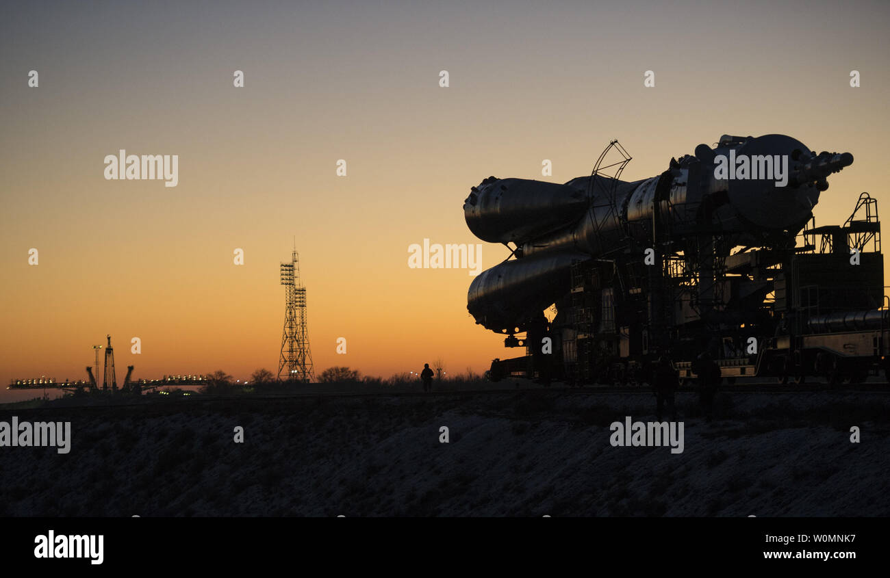 Il Soyuz TMA-19M veicolo spaziale è rotolato fuori dal treno per il lancio al cosmodromo di Baikonur il Sabato, Dicembre 12, 2015 in Kazakistan. Lancio della Soyuz è prevista per dic. 15 e invierà Expedition 46 Soyuz Commander Yuri Malenchenko di l'agenzia Spaziale Federale Russa Roscosmos (), tecnico di volo Tim Kopra della NASA e tecnico di volo Tim Peake di ESA (Agenzia Spaziale Europea) alla stazione spaziale internazionale per un periodo di sei mesi di permanenza. Foto NASA da Joel Kowsky/UPI Foto Stock