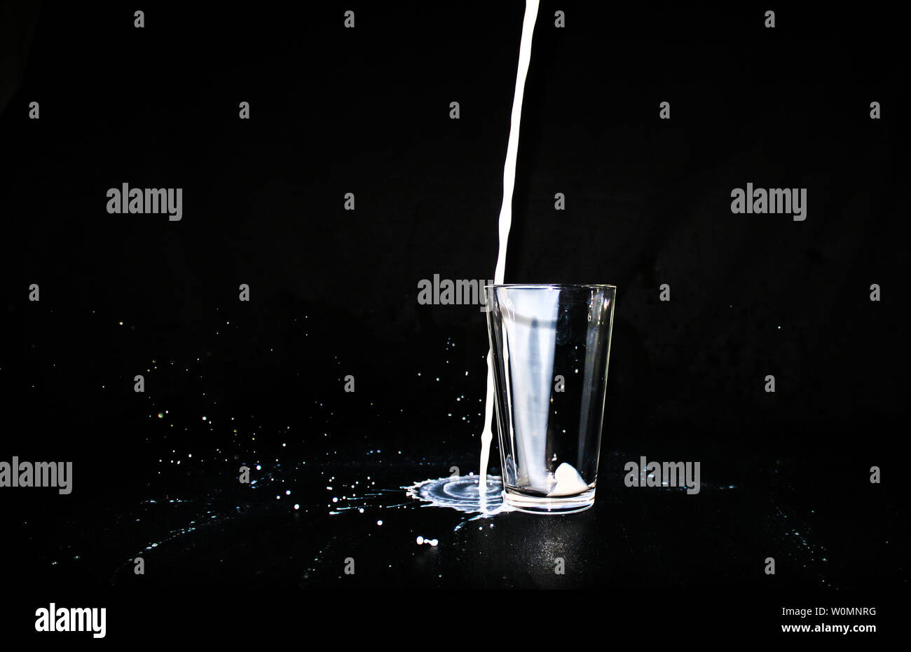 Il latte si estendesse il vetro Foto Stock