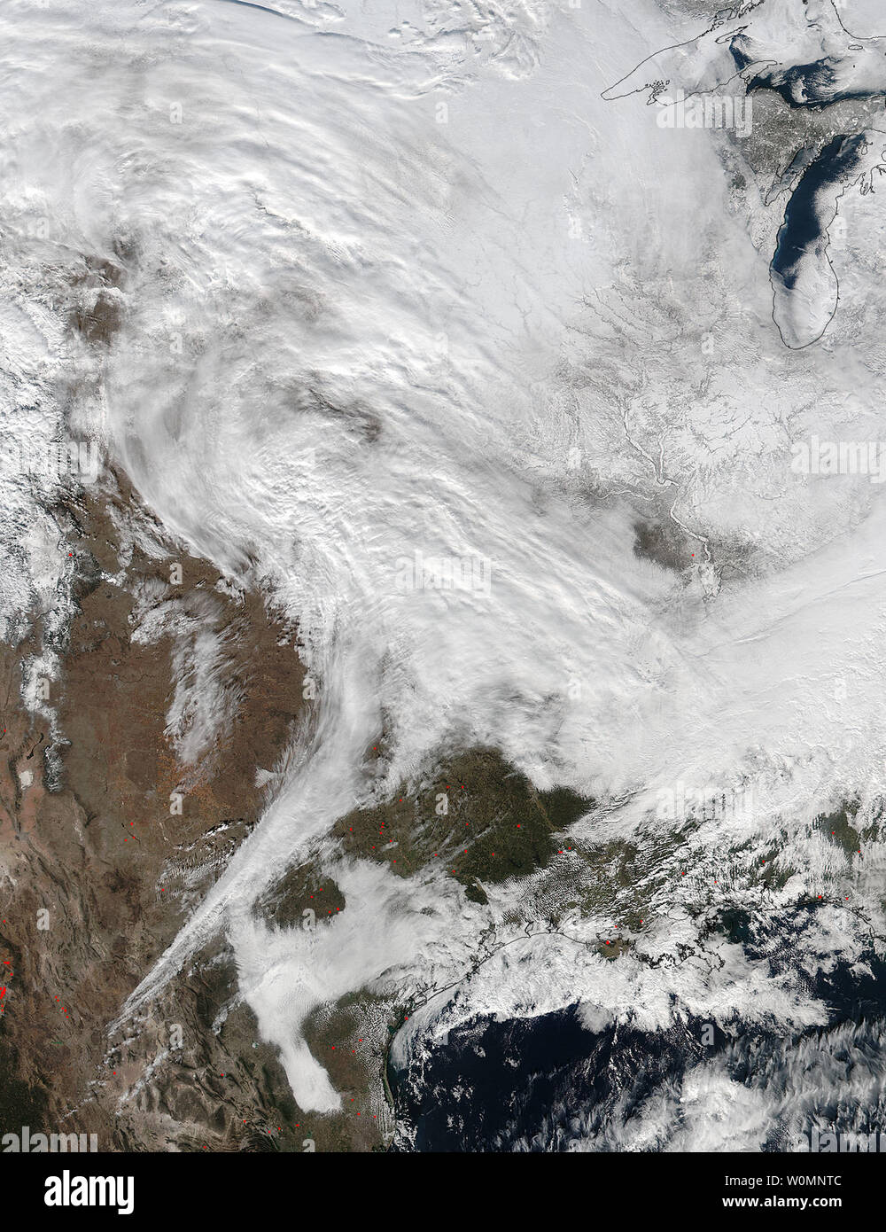 La NASA e satelliti NOAA tracking sono una grande tempesta di neve che si prevede di portare la nevicata per gli Stati Uniti Mid-Atlantic regione su gennaio 22 e 23 in questa immagine rilasciata il 21 gennaio 2016. L'area di bassa pressione dall'Oceano Pacifico orientale spostato in Stati Uniti occidentali e monitorati attraverso i quattro angoli regione in Texas dove la NASA-NOAA's Suomi satellite NPP osservato le nuvole associato con la tempesta. Il visibile imaging a raggi infrarossi Radiometer Suite (VIIRS) strumento a bordo Suomi satellite NPP catturato questa immagine su gennaio 20, 2016 quando la tempesta era oltre la centrale DEGLI STATI UNITI In i Foto Stock
